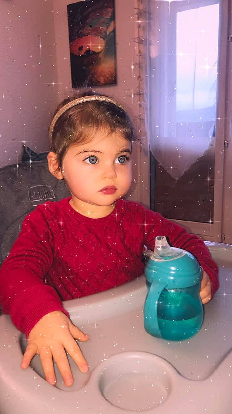 Kélya a rejoint le concours — aidez-le/la à gagner de superbes lots ! baby_toddler_clothing, beauty, chair, cheek, child, drinkware, event, fun, happy, icing, lighting, paint, person, photography, plastic, plastic_bottle, play, room, sitting, standing