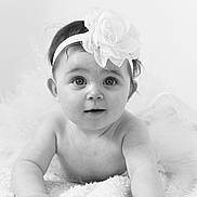 Clélia a rejoint le concours — aidez-le/la à gagner de superbes lots ! baby, black_and_white, blanket, child, closeup, curious, cute, expression, face, flower, headband, infant, innocence, lying_down, person, portrait, skin, soft_texture, toddler, young