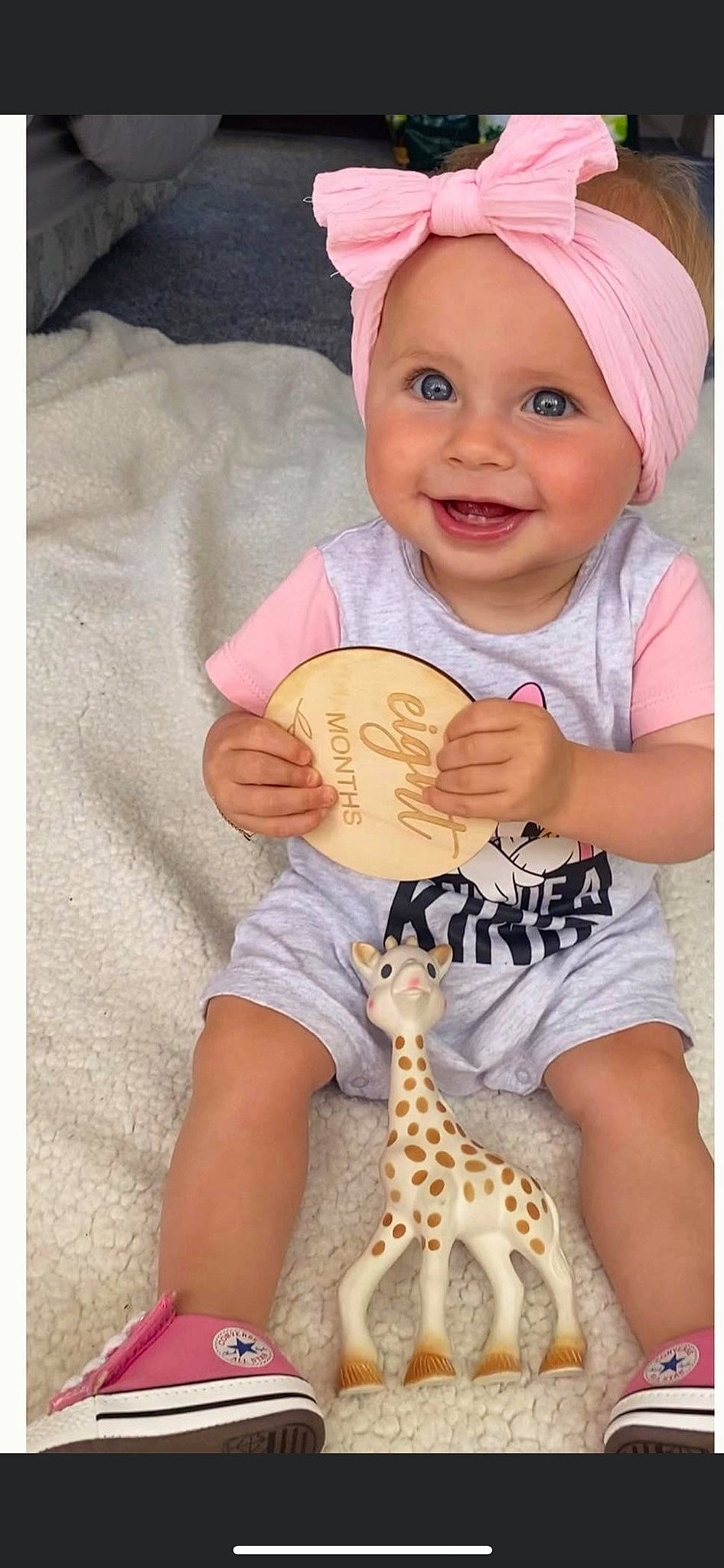 Layana participe au concours pour gagner de l'argent avec cette photo : arm, baby_toddler_clothing, eye, facial_expression, giraffe, giraffidae, hairstyle, hand, happy, head, headwear, human, human_body, joy, organ, person, photograph, pink, skin, sleeve