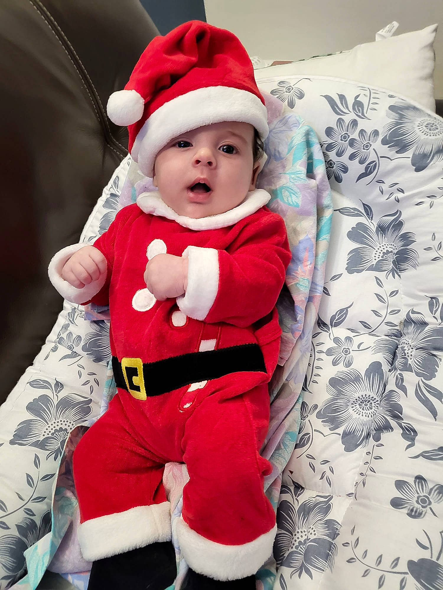 Letna participe au concours pour gagner de l'argent avec cette photo : baby, baby_sleeping, baby_toddler_clothing, cap, carmine, child, costume_hat, fictional_character, happy, headwear, human_body, outerwear, pattern, person, pink, product, santa_claus, sleeve, standing, t_shirt