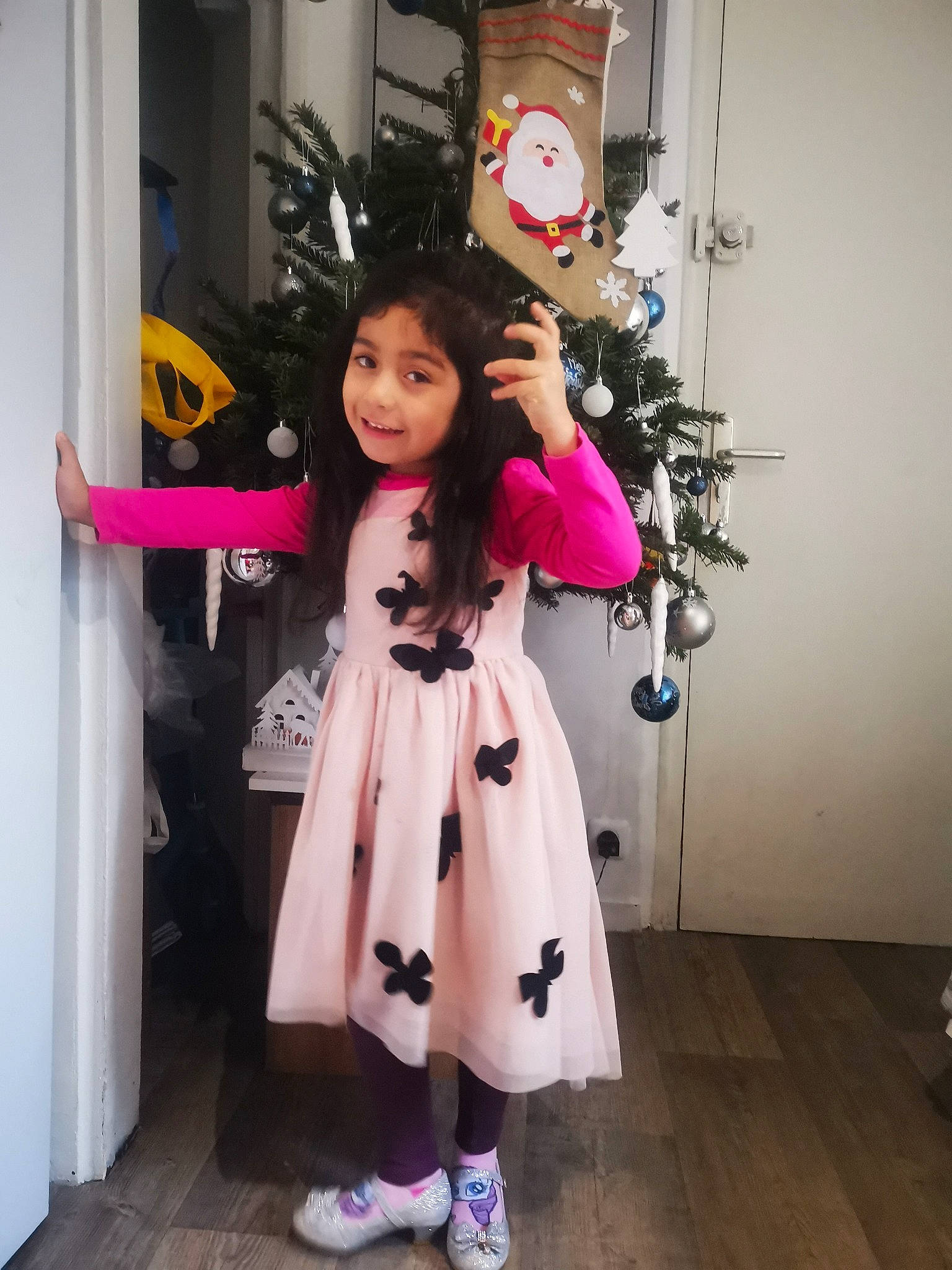 Shantal participe au concours pour gagner de l'argent avec cette photo : boot, costume, curtain, event, fashion_design, flooring, formal_wear, fur, fur_clothing, glove, hime_cut, joy, magenta, pattern, person, pink, purple, shoe, sleeve, sneakers