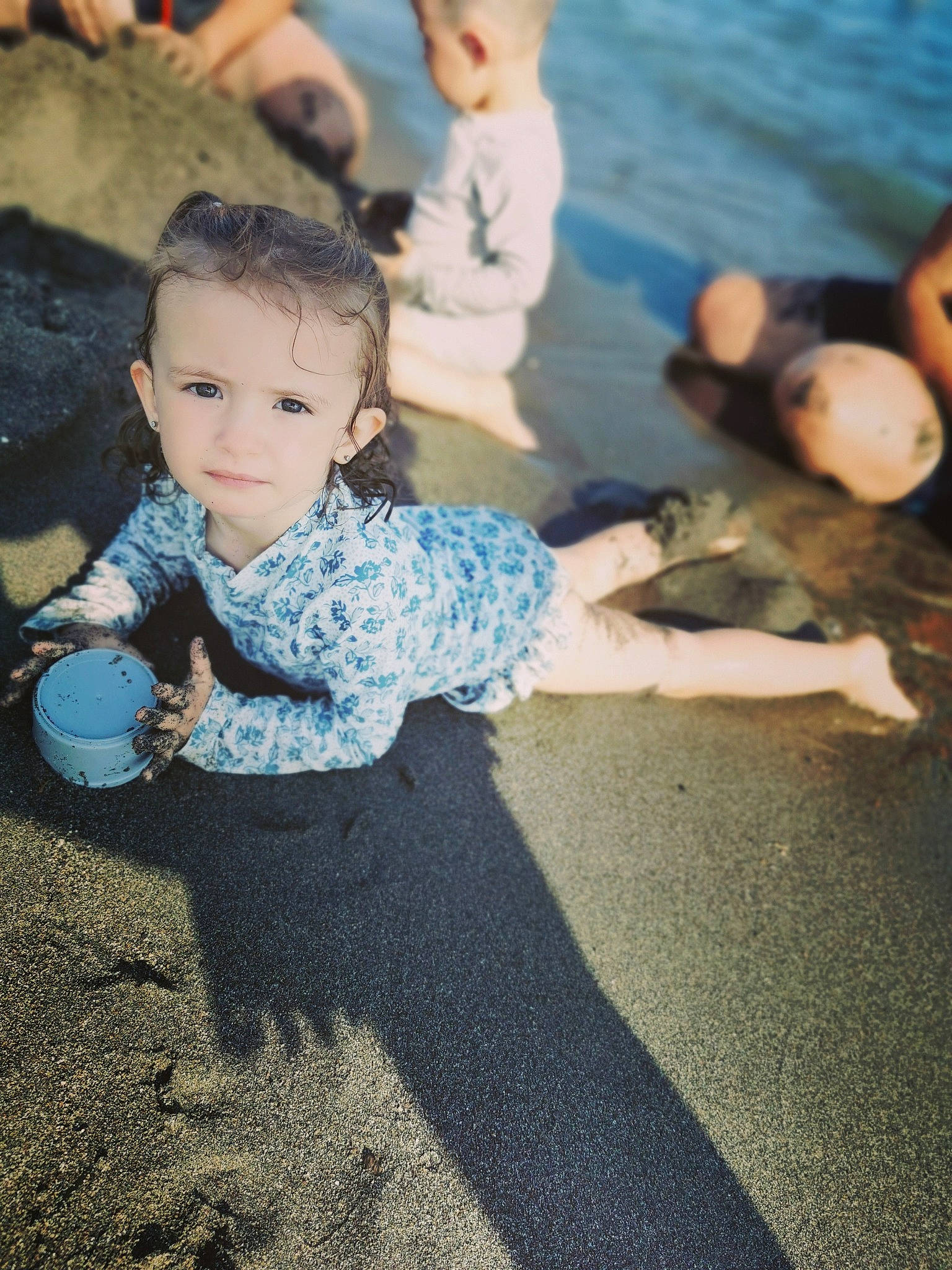 Eleonor a rejoint le concours — aidez-le/la à gagner de superbes lots ! asphalt, baby, barefoot, beach, child, coast, flooring, fun, grass, happy, leg, leisure, ocean, person, play, recreation, sand, shadow, sitting, t_shirt