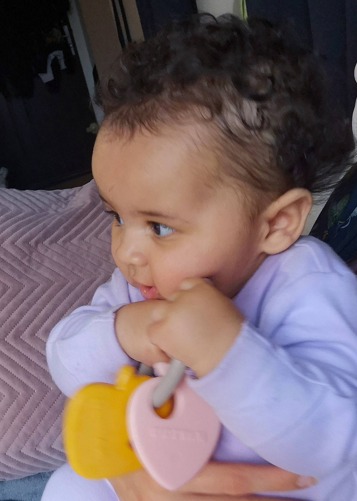 Haneïa a rejoint le concours — aidez-le/la à gagner de superbes lots ! baby, baby_playing_with_toys, baby_toddler_clothing, cheek, child, ear, eye, eyelash, finger, fun, hair, happy, head, iris, lip, nose, person, skin, thumb, toddler