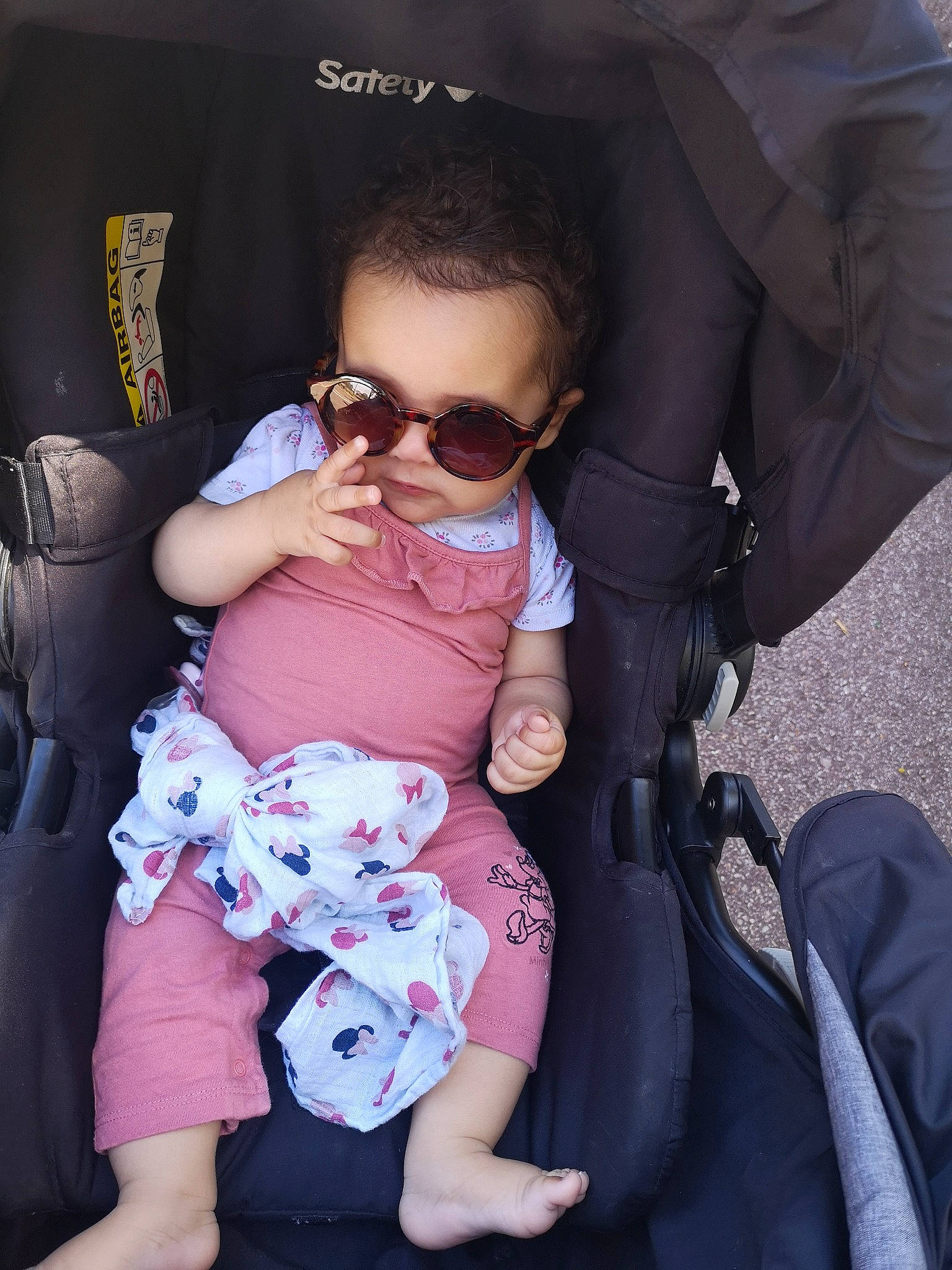 Haneïa a rejoint le concours — aidez-le/la à gagner de superbes lots ! auto_part, baby, baby_carriage, baby_products, baby_toddler_clothing, car_seat, child, comfort, cool, eyewear, fun, glasses, goggles, lap, person, personal_protective_equipment, sitting, sunglasses, thigh, toddler