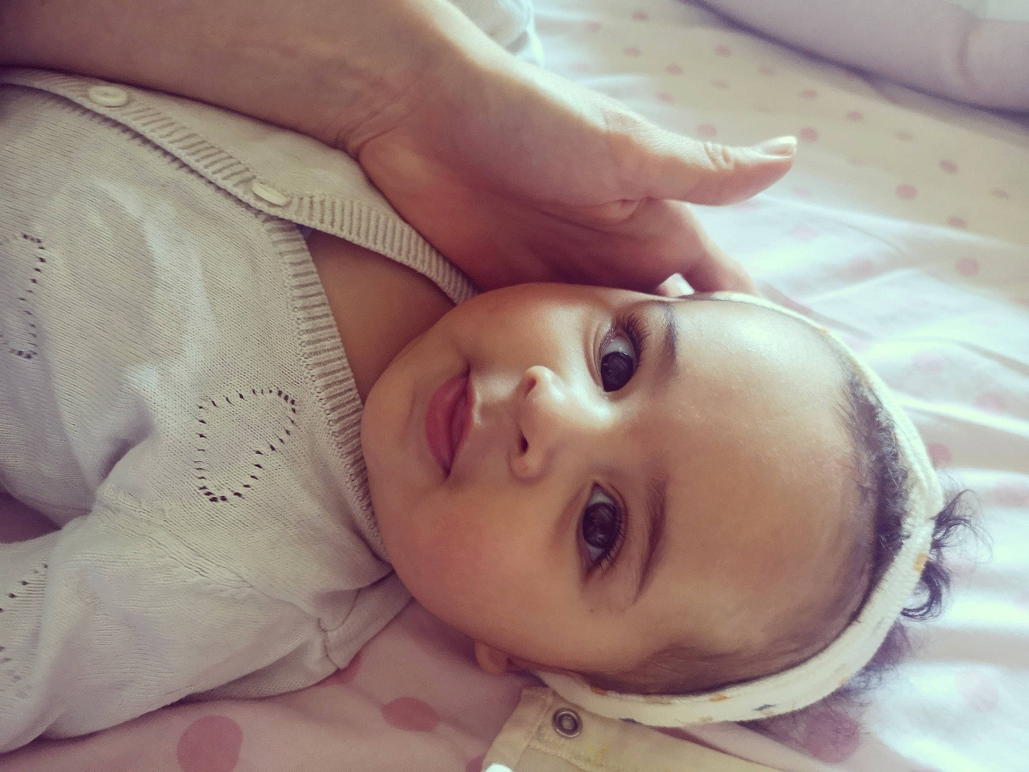 Haneïa participe au concours pour gagner de l'argent avec cette photo : arm, baby, cheek, comfort, ear, eye, eyebrow, eyelash, face, gesture, hair, happy, human_body, iris, lip, mouth, neck, nose, person, skin