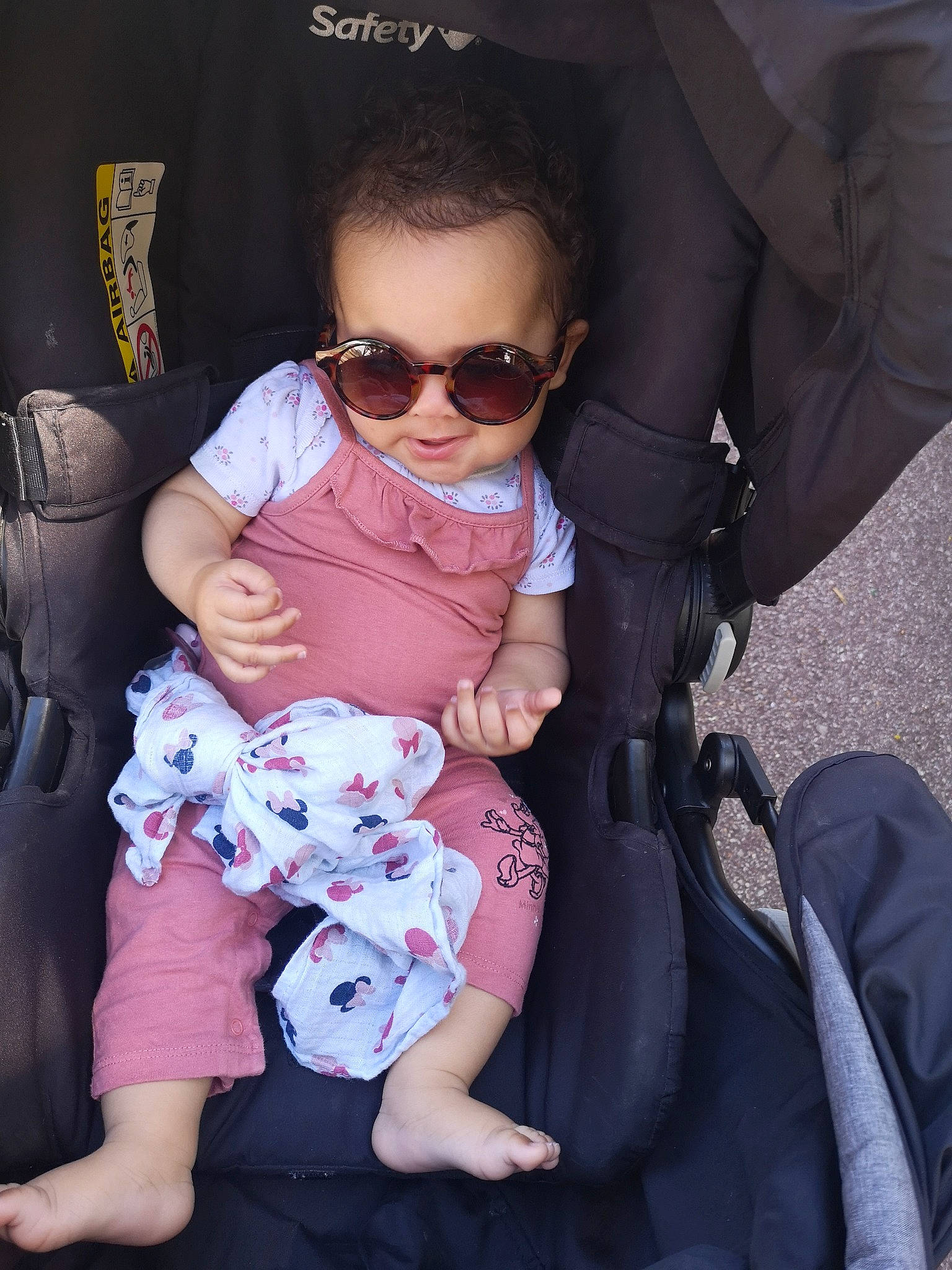 Haneïa a rejoint le concours — aidez-le/la à gagner de superbes lots ! baby, baby_carriage, baby_toddler_clothing, car_seat, comfort, cool, eyewear, finger, fun, goggles, head, interaction, lap, person, pink, product, skin, sunglasses, thigh, toddler