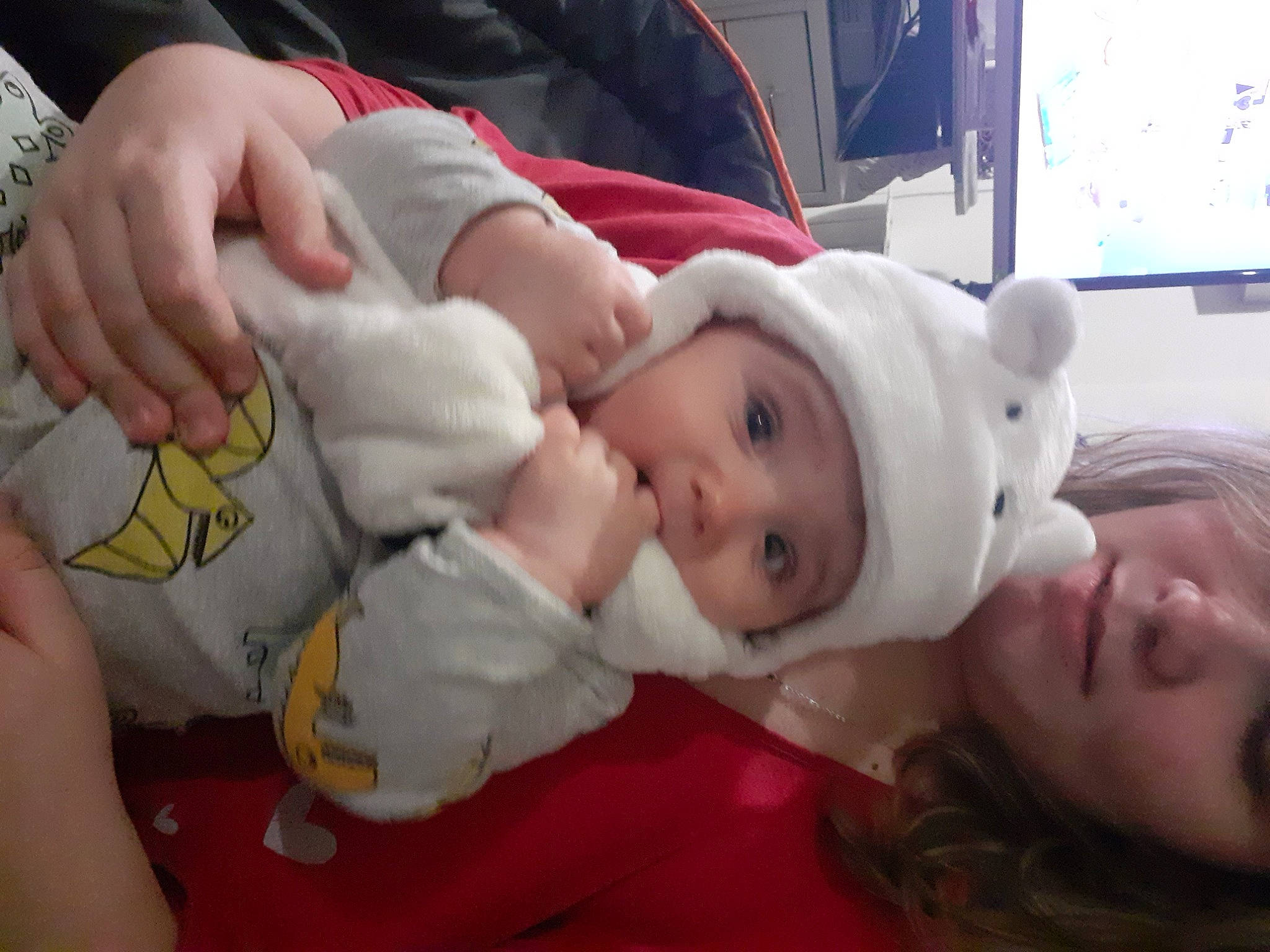 Chelsea a rejoint le concours — aidez-le/la à gagner de superbes lots ! baby, baby_products, baby_toddler_clothing, cheek, child, comfort, event, fun, grass, happy, hat, headwear, person, room, skin, smile, thumb, toddler, tree, window