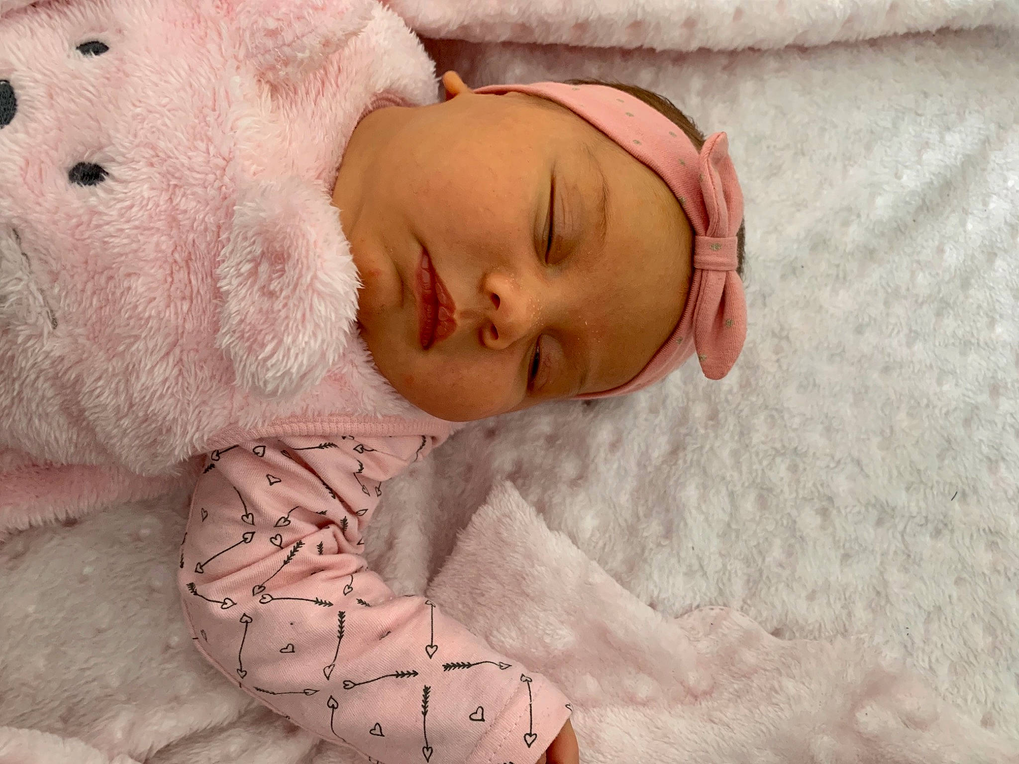Azelya participe au concours pour gagner de l'argent avec cette photo : baby, baby_products, baby_sleeping, baby_toddler_clothing, bed, bedding, bedtime, cheek, comfort, fur, glasses, head, headgear, headwear, linens, lip, nose, pattern, person, skin