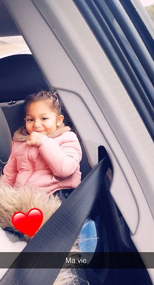 Mylena participe au concours pour gagner de l'argent avec cette photo : baby, baby_toddler_clothing, car_seat, child, comfort, fish, heart, joy, love, mouth, nose, person, pink, sitting, toddler, vehicle_door