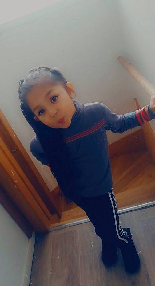 Mylena participe au concours pour gagner de l'argent avec cette photo : active_pants, baby, baby_toddler_clothing, balance, elbow, long_sleeved_t_shirt, person, shoulder, sleeve, standing, sweatpant, wood_stain