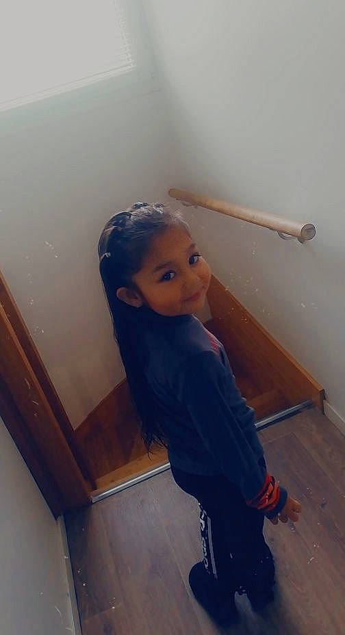 Mylena participe au concours pour gagner de l'argent avec cette photo : child_model, denim, elbow, floor, joy, long_hair, paint, person, plaster, wood_stain