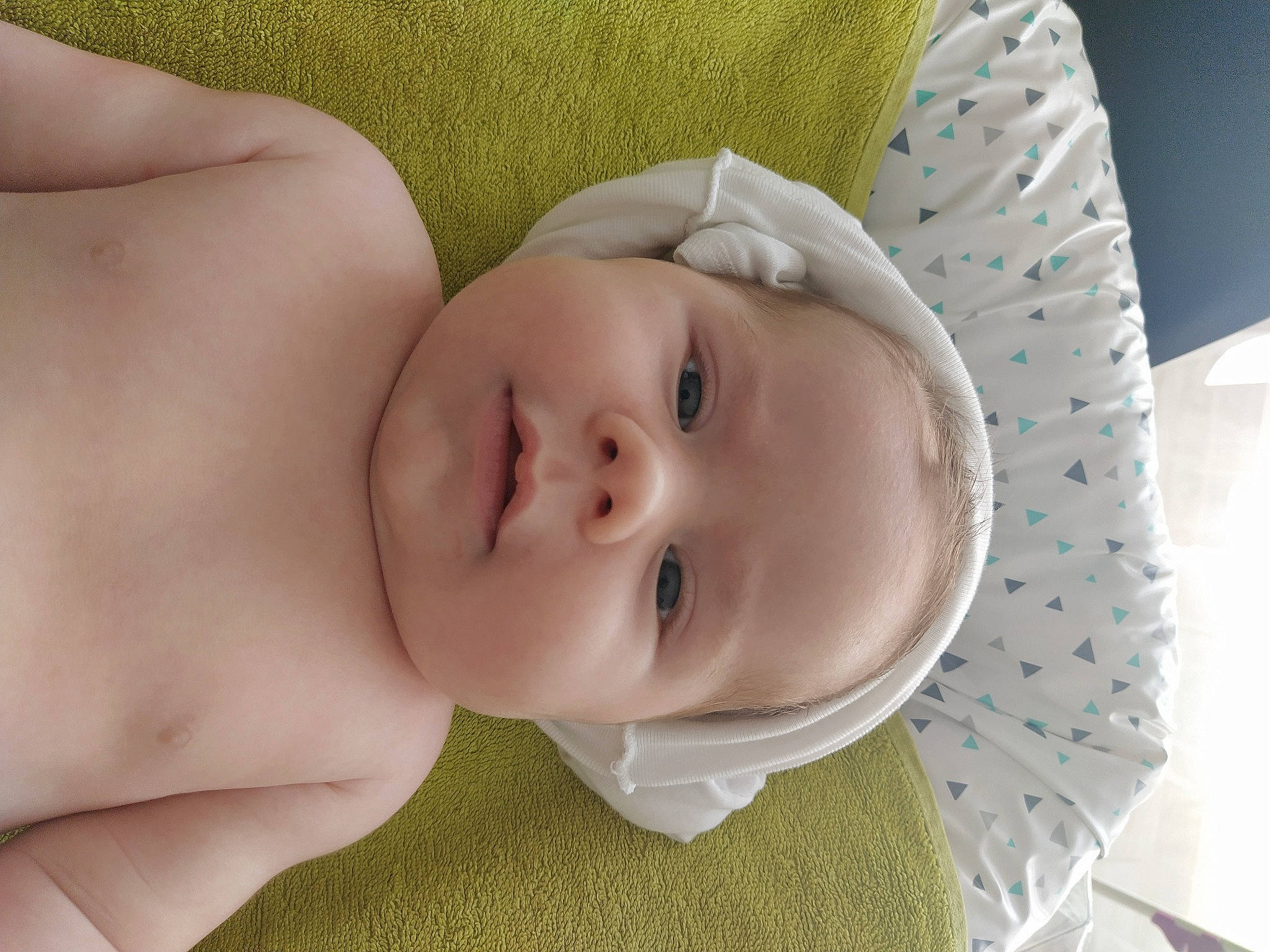 Maé a rejoint le concours — aidez-le/la à gagner de superbes lots ! baby, baby_toddler_clothing, cheek, eye, eyebrow, eyelash, face, finger, grass, happy, head, headgear, human_body, iris, lip, mouth, nose, person, skin, smile