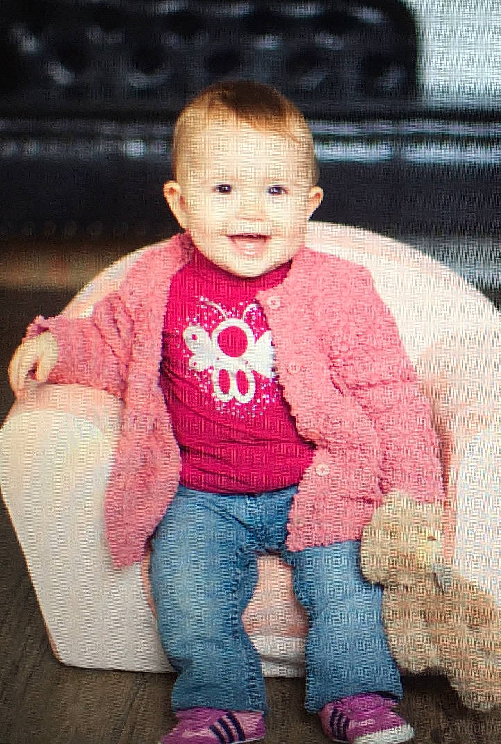 Jade a rejoint le concours — aidez-le/la à gagner de superbes lots ! child, day, fun, girl, infant, knitting, magenta, outerwear, person, pink, product, sitting, skin, smile, standing, sweater, textile, toddler