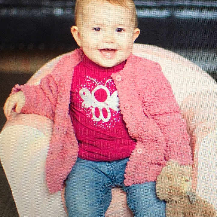 Jade a rejoint le concours — aidez-le/la à gagner de superbes lots ! child, day, fun, girl, infant, knitting, magenta, outerwear, person, pink, product, sitting, skin, smile, standing, sweater, textile, toddler