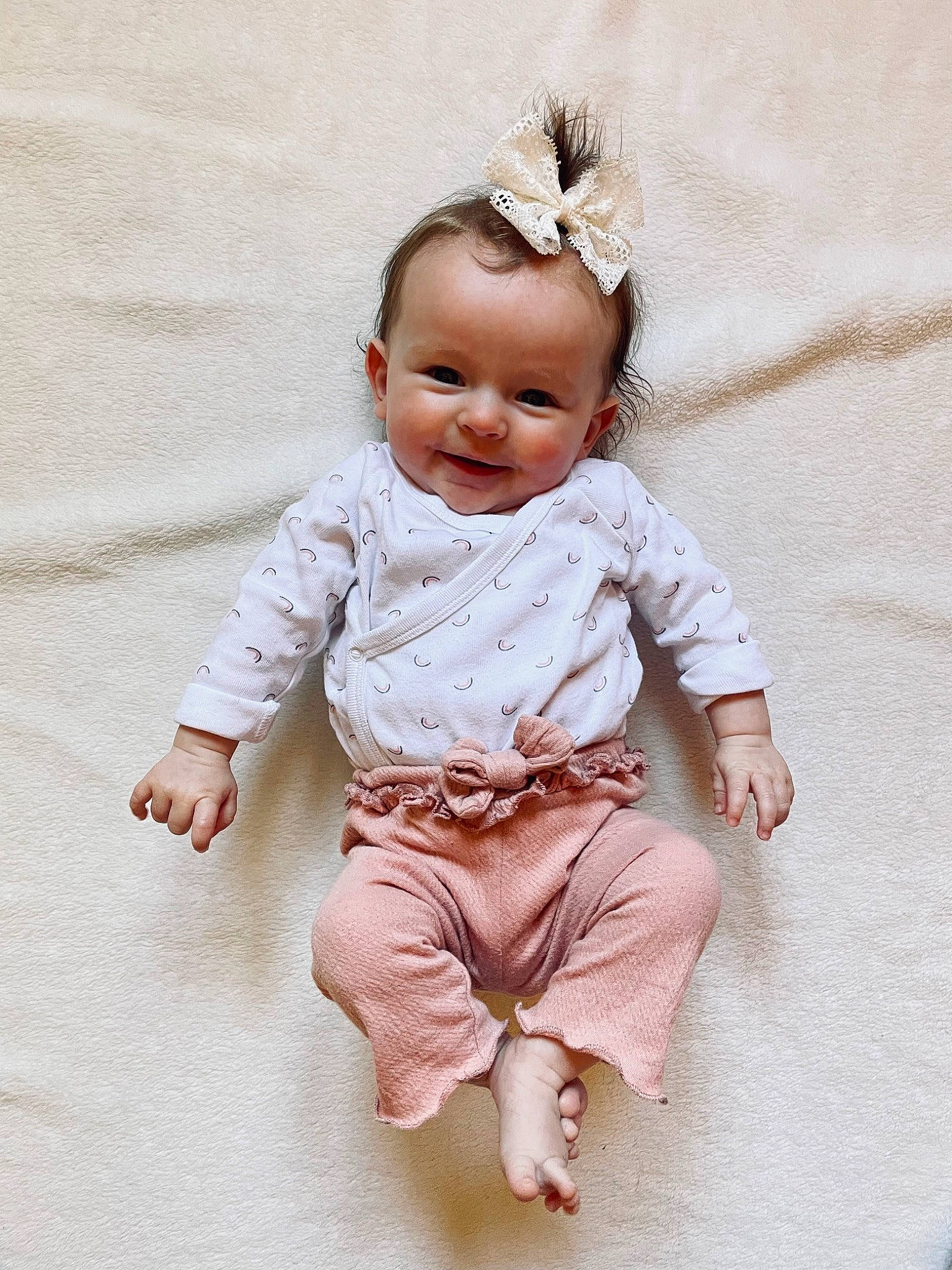 Zoé participe au concours pour gagner de l'argent avec cette photo : baby, baby_toddler_clothing, barefoot, child, dress_shirt, embellishment, eye, fashion_accessory, foot, hair_accessory, happy, headband, headpiece, iris, jewellery, joy, person, pink, skin, sleeve