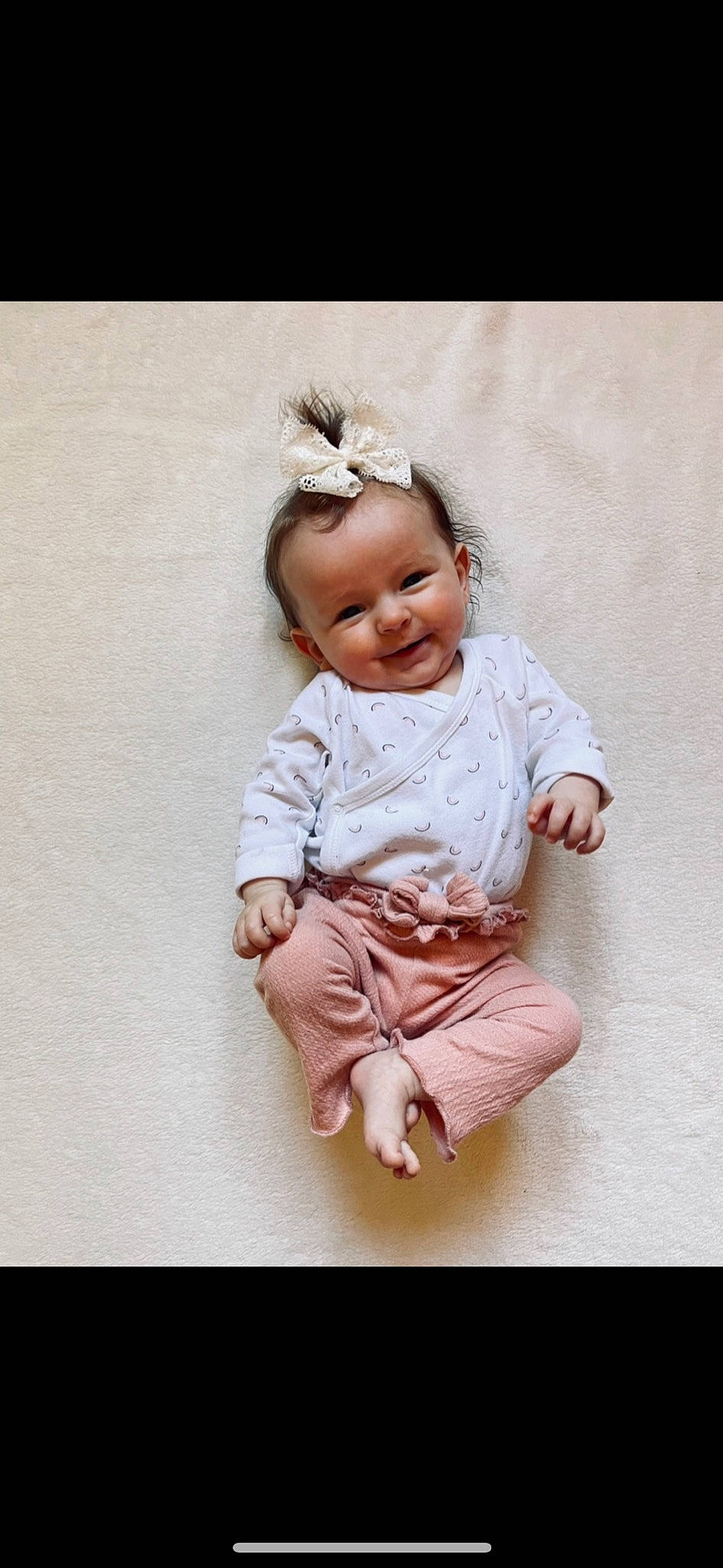 Zoé participe au concours pour gagner de l'argent avec cette photo : baby, baby_toddler_clothing, child, child_model, fashion_accessory, flash_photography, happy, iris, joy, magenta, monochrome_photography, pattern, peach, person, photo_shoot, portrait, portrait_photography, sitting, sleeve, smile