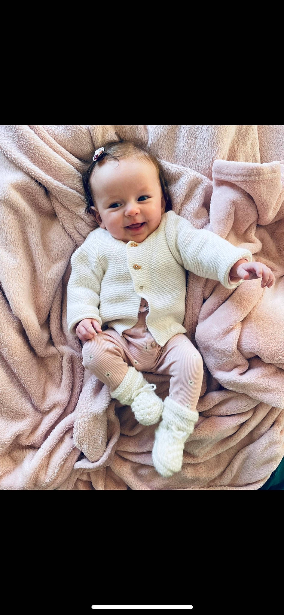 Zoé a rejoint le concours — aidez-le/la à gagner de superbes lots ! baby, baby_toddler_clothing, beige, cheek, child, collar, comfort, face, fur, gesture, happy, joy, linens, outerwear, pattern, person, pink, skin, sleeve, smile