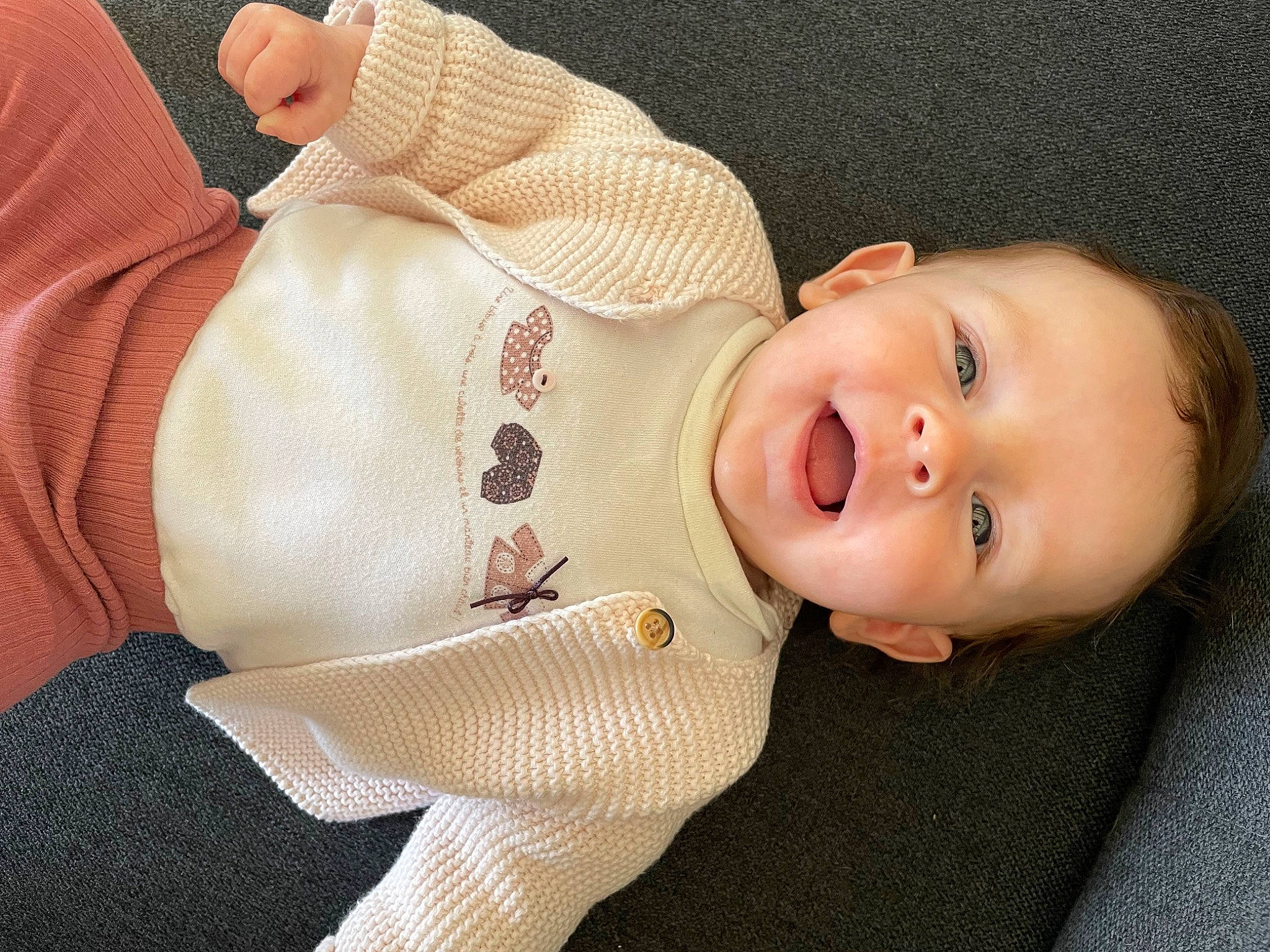Zoé a rejoint le concours — aidez-le/la à gagner de superbes lots ! baby, baby_toddler_clothing, cheek, chin, comfort, eye, face, facial_expression, finger, iris, leg, lip, mouth, nose, outerwear, person, skin, sleeve, smile, textile