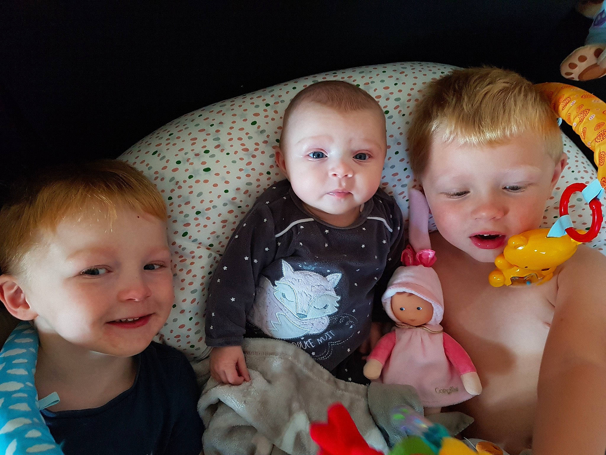 Célyan participe au concours pour gagner de l'argent avec cette photo : baby, baby_toddler_clothing, cheek, child, eye, face, facial_expression, finger, fun, happy, iris, joy, mouth, nose, organ, person, photograph, product, sharing, skin