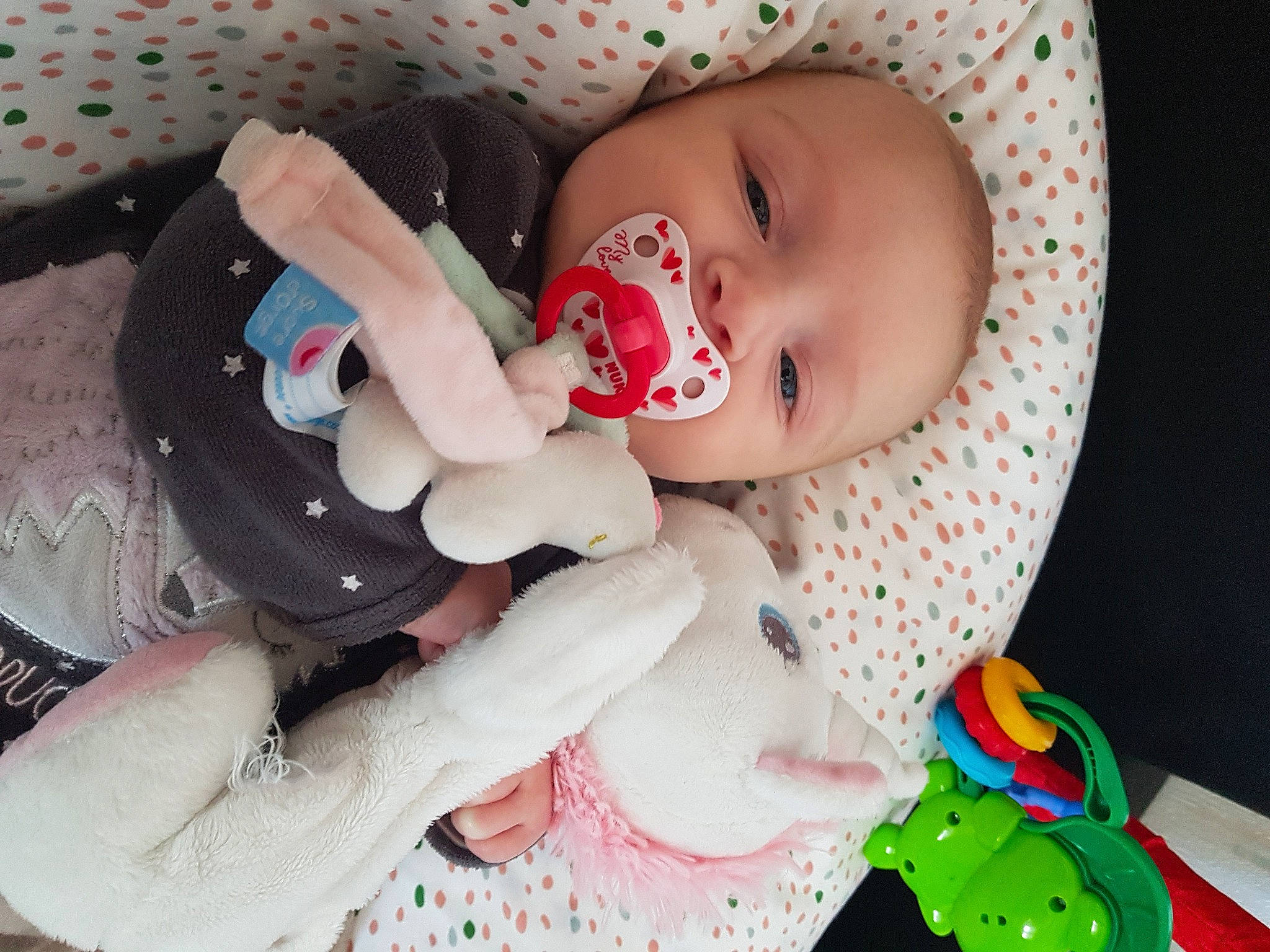 Lilwenn a rejoint le concours — aidez-le/la à gagner de superbes lots ! baby, baby_carriage, baby_products, baby_sleeping, baby_toddler_clothing, cheek, child, comfort, eye, hand, iris, linens, lip, mouth, pattern, person, pink, skin, sleeve, smile