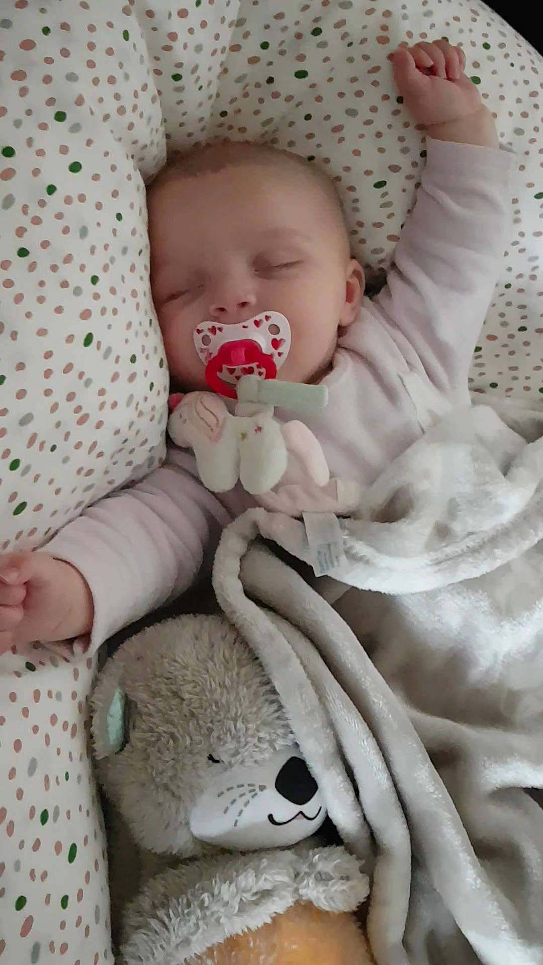 Lilwenn a rejoint le concours — aidez-le/la à gagner de superbes lots ! arm, baby, baby_sleeping, baby_toddler_clothing, cheek, comfort, eye, face, hand, iris, lip, pattern, person, photograph, pink, product, skin, sleeve, textile, toddler