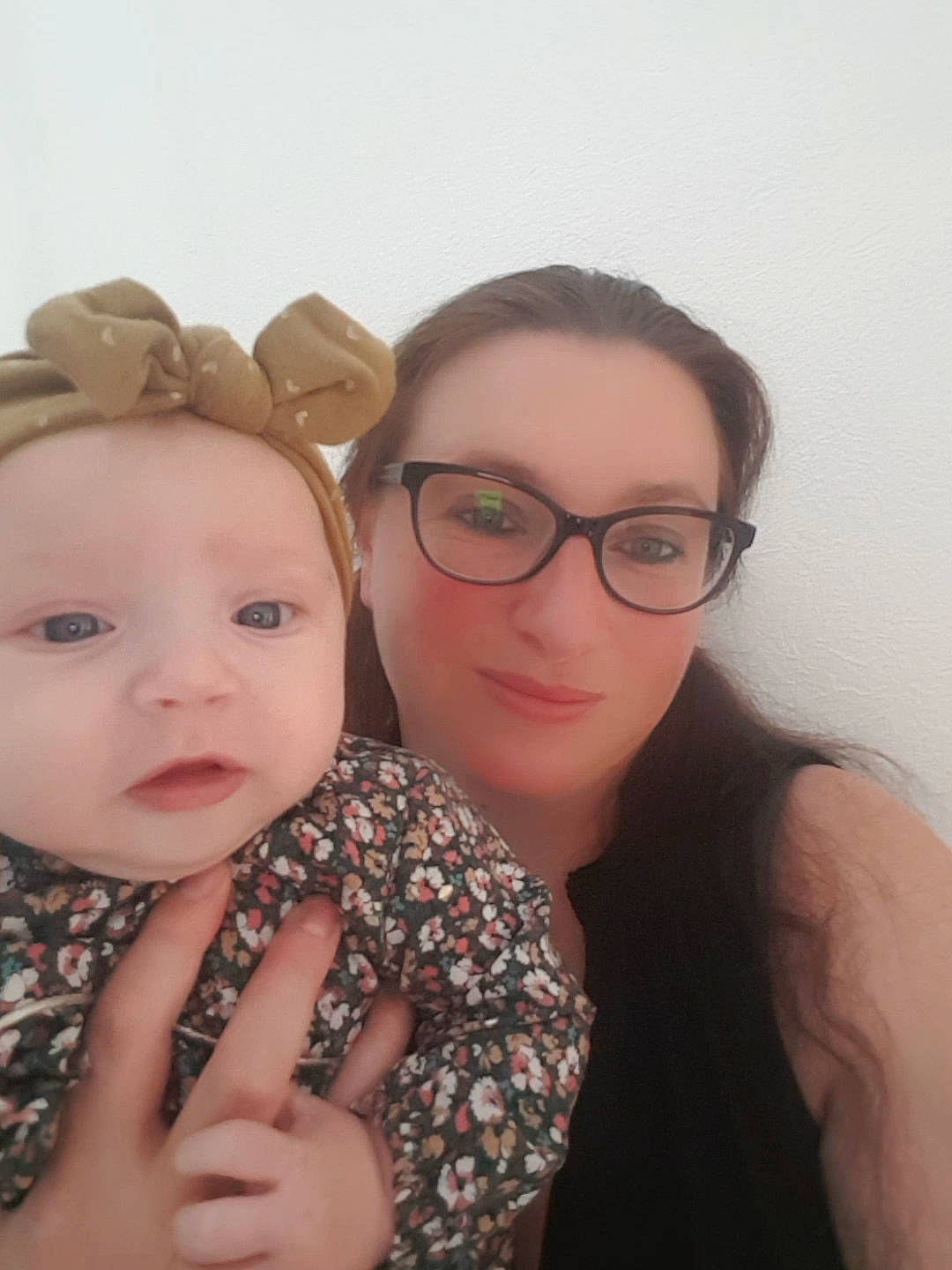 Lilwenn a rejoint le concours — aidez-le/la à gagner de superbes lots ! cheek, cool, ear, eye, eyebrow, eyelash, eyewear, face, finger, flash_photography, fun, gesture, glasses, happy, iris, lip, nose, person, skin, toddler