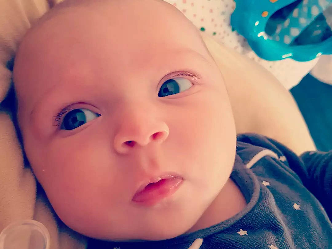 Lilwenn participe au concours pour gagner de l'argent avec cette photo : baby, baby_toddler_clothing, blue, cheek, child, ear, eyebrow, eyelash, forehead, happy, head, headgear, iris, lip, mouth, nose, person, skin, smile, textile