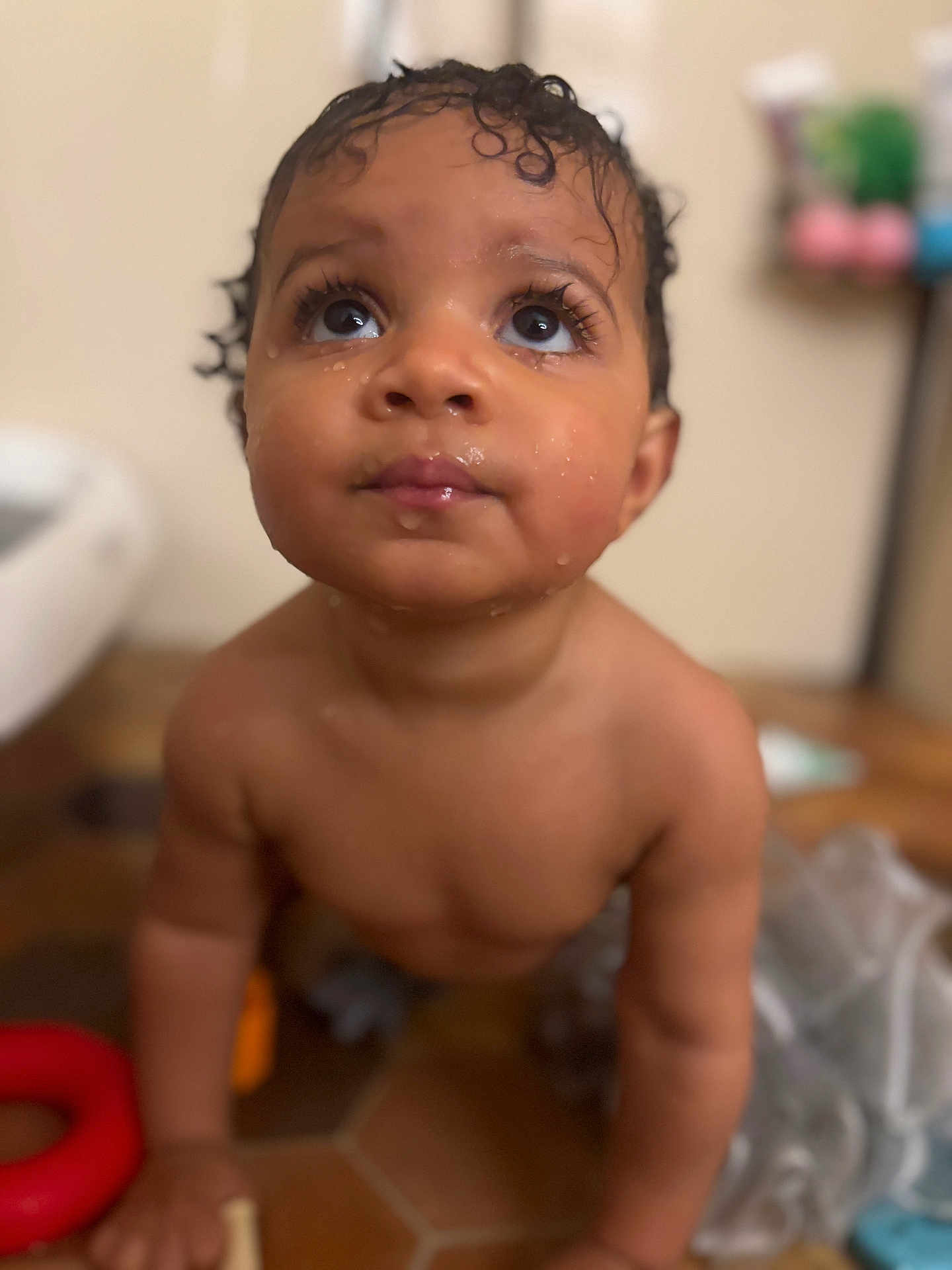 Mïa participe au concours pour gagner de l'argent avec cette photo : toddler, child, wet_hair, indoors, curious, face, eyes, skin, floor, toy, play, baby, expression, person, crawling, young_child, cute, closeup, head, hands