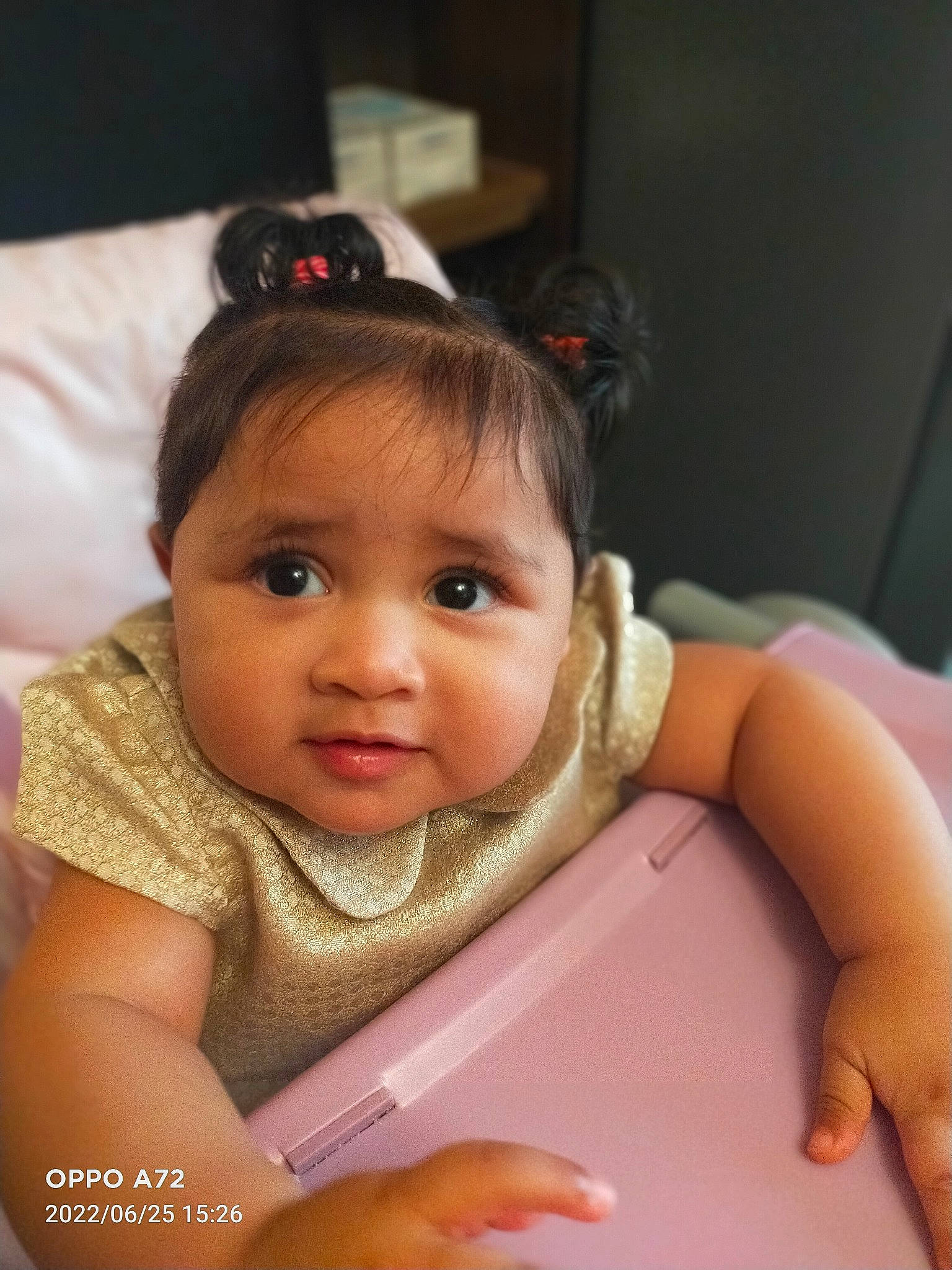 Kaycie participe au concours pour gagner de l'argent avec cette photo : baby, baby_toddler_clothing, cheek, child, ear, eyelash, eyewear, finger, gadget, gesture, hand, happy, jewellery, lip, neck, nose, person, skin, smile, thumb