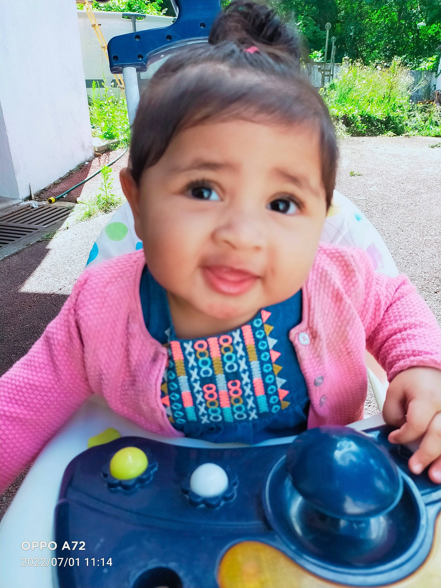 Kaycie participe au concours pour gagner de l'argent avec cette photo : baby, baby_toddler_clothing, beauty, chair, child, drinkware, finger, fun, grass, green, happy, leisure, person, plant, recreation, smile, snapshot, table, tableware, toddler