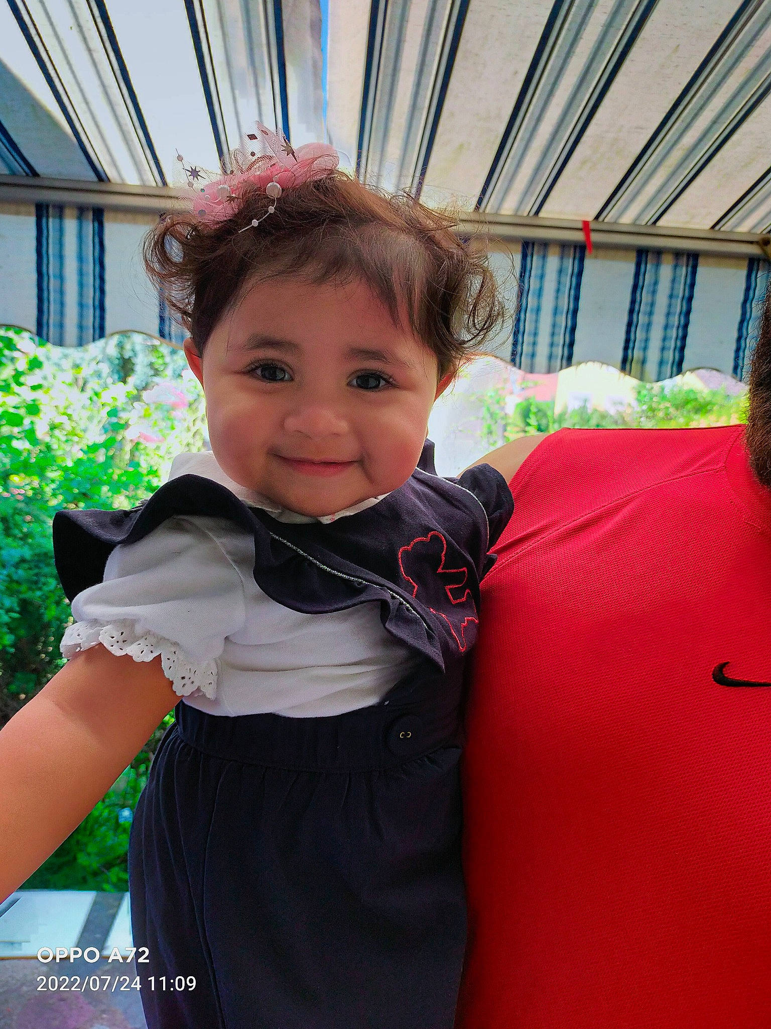 Kaycie a rejoint le concours — aidez-le/la à gagner de superbes lots ! baby, baby_toddler_clothing, beauty, child, eye, formal_wear, fun, grass, hairstyle, happy, joy, leisure, magenta, mammal, person, pink, plant, recreation, sleeve, smile