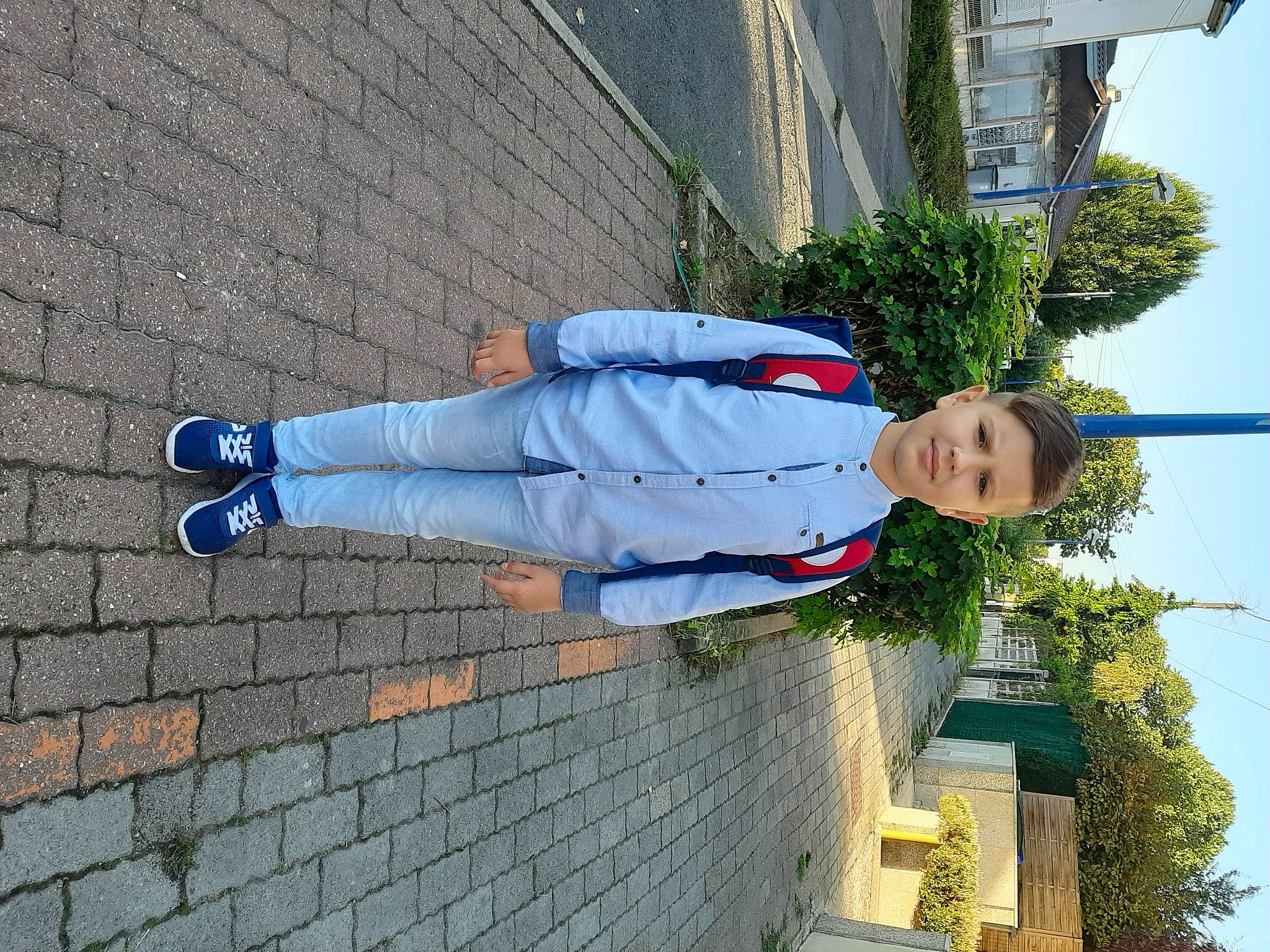 Cezar participe au concours pour gagner de l'argent avec cette photo : blue, brick, brickwork, composite_material, denim, electric_blue, facade, flooring, human_leg, leisure, pedestrian, person, plant, road_surface, sidewalk, sky, street_fashion, thigh, travel, tree