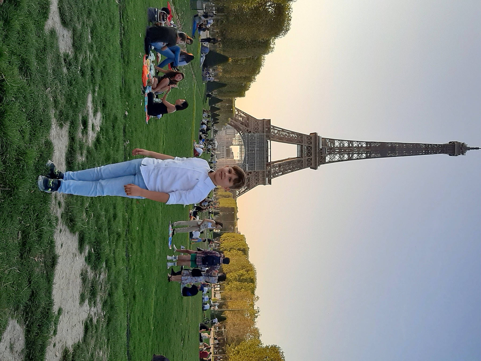 Cezar participe au concours pour gagner de l'argent avec cette photo : adventure, birds_eye_view, building, fun, grass, landscape, leisure, line, nature, people_in_nature, person, plant, pole, recreation, reflection, sky, tower, travel, tree, urban_design