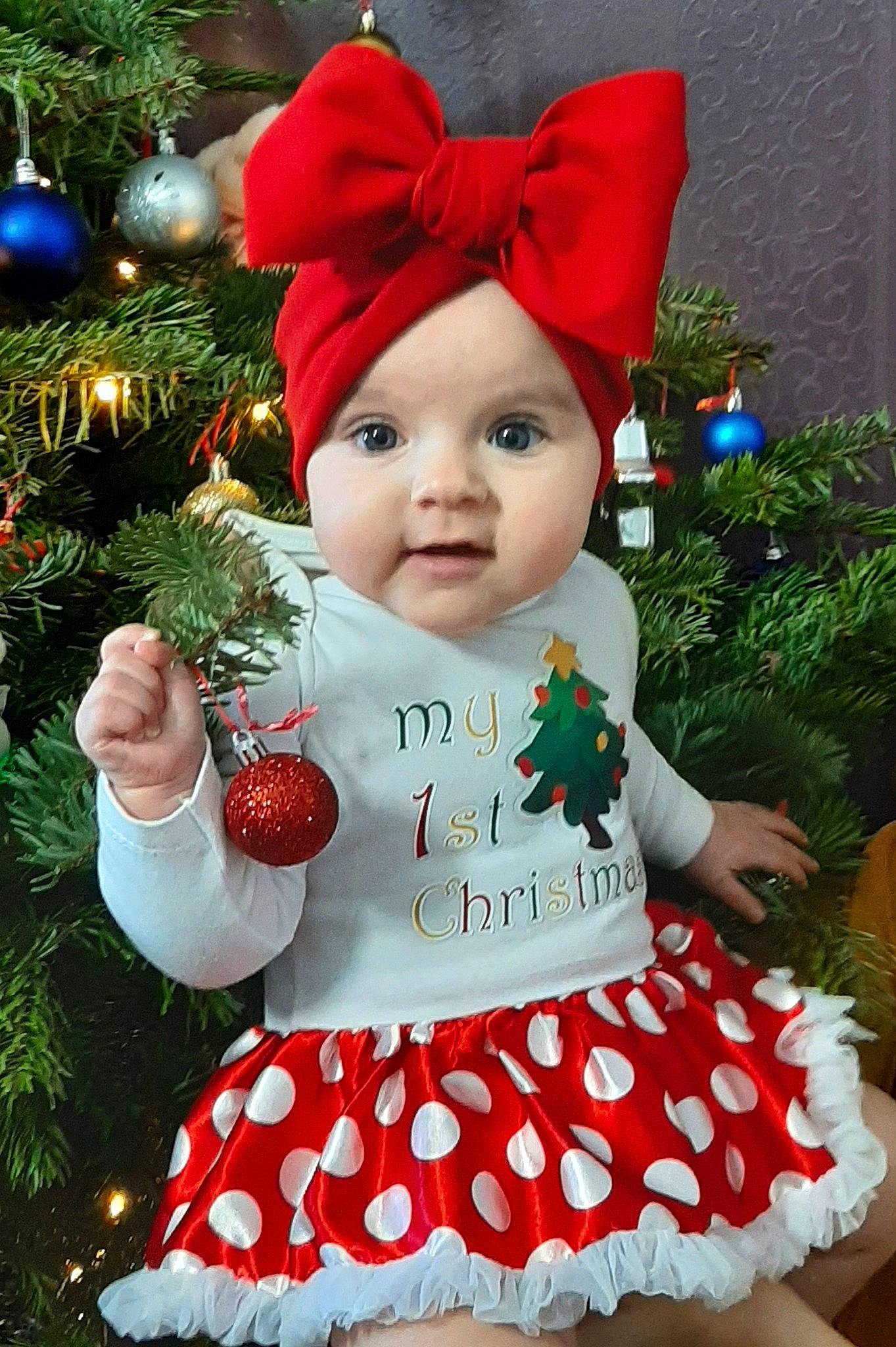 Isabella a rejoint le concours — aidez-le/la à gagner de superbes lots ! baby_toddler_clothing, christmas, christmas_decoration, christmas_ornament, christmas_tree, costume_hat, dress, event, face, green, happy, hat, headwear, holiday, holiday_ornament, human_body, ornament, person, red, sleeve