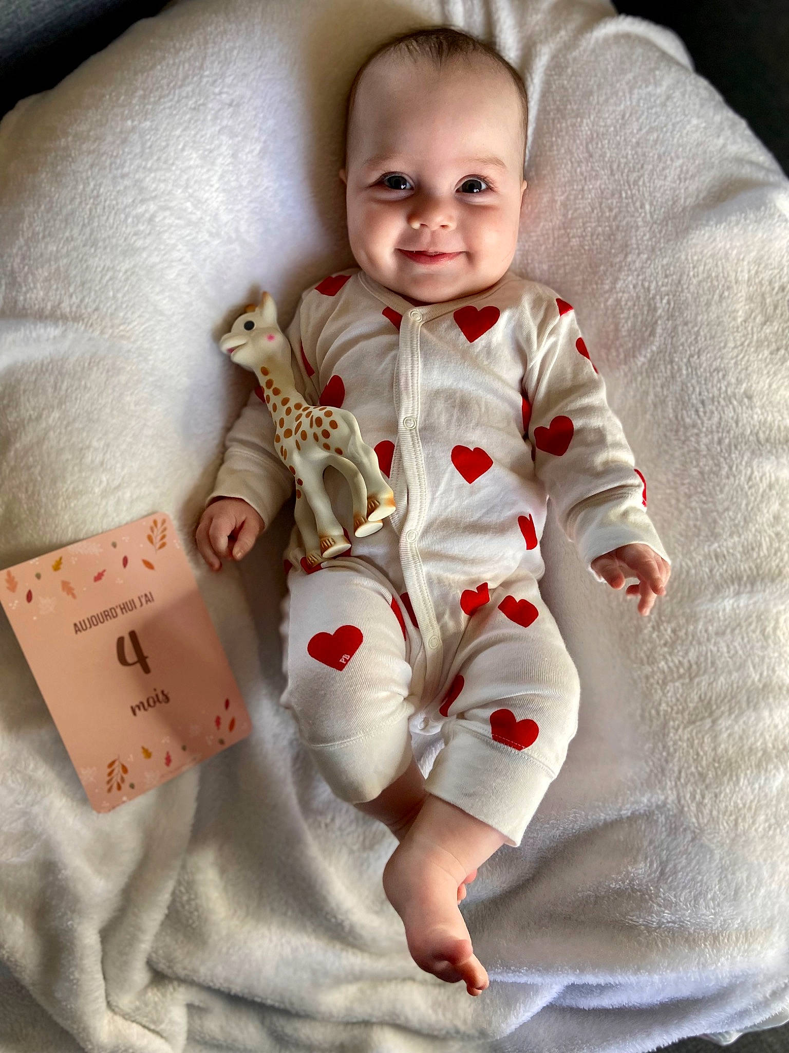 Mya a rejoint le concours — aidez-le/la à gagner de superbes lots ! arm, baby, baby_toddler_clothing, child, collar, comfort, dress, face, finger, handwriting, happy, human, joy, linens, person, product, skin, sleeve, smile, t_shirt