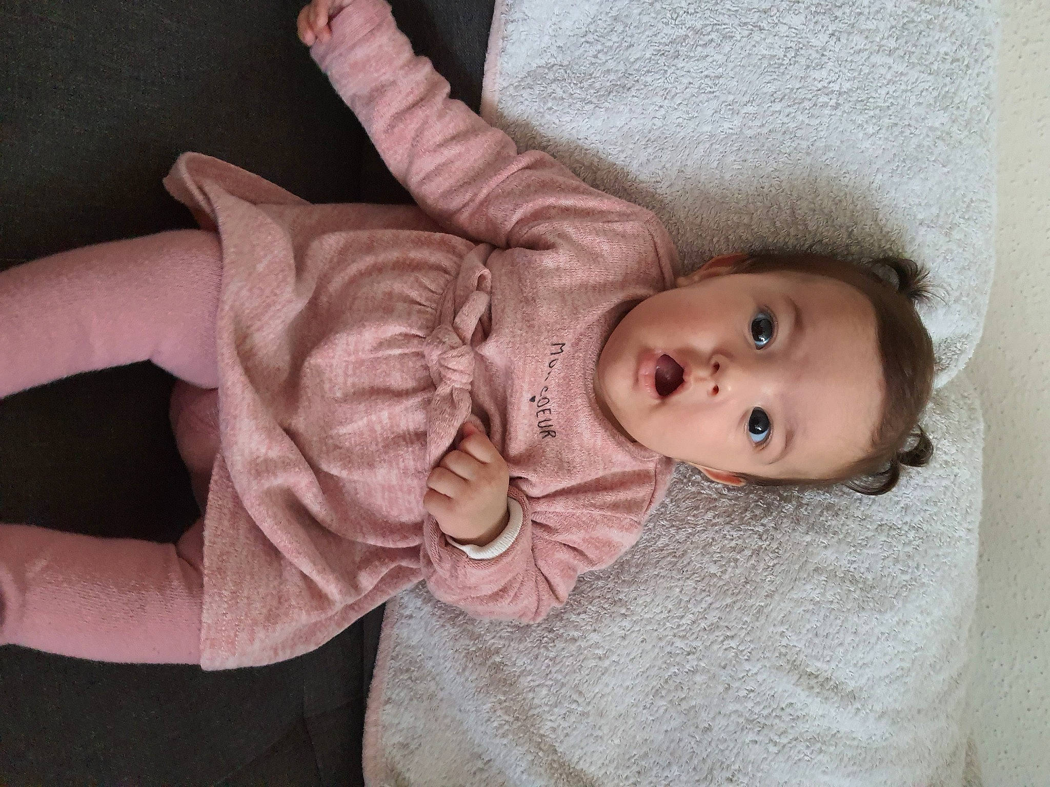 Hanya participe au concours pour gagner de l'argent avec cette photo : arm, baby, beige, cheek, child, ear, eye, face, finger, gesture, hand, head, mouth, nose, outerwear, person, pink, skin, sleeve, surprise