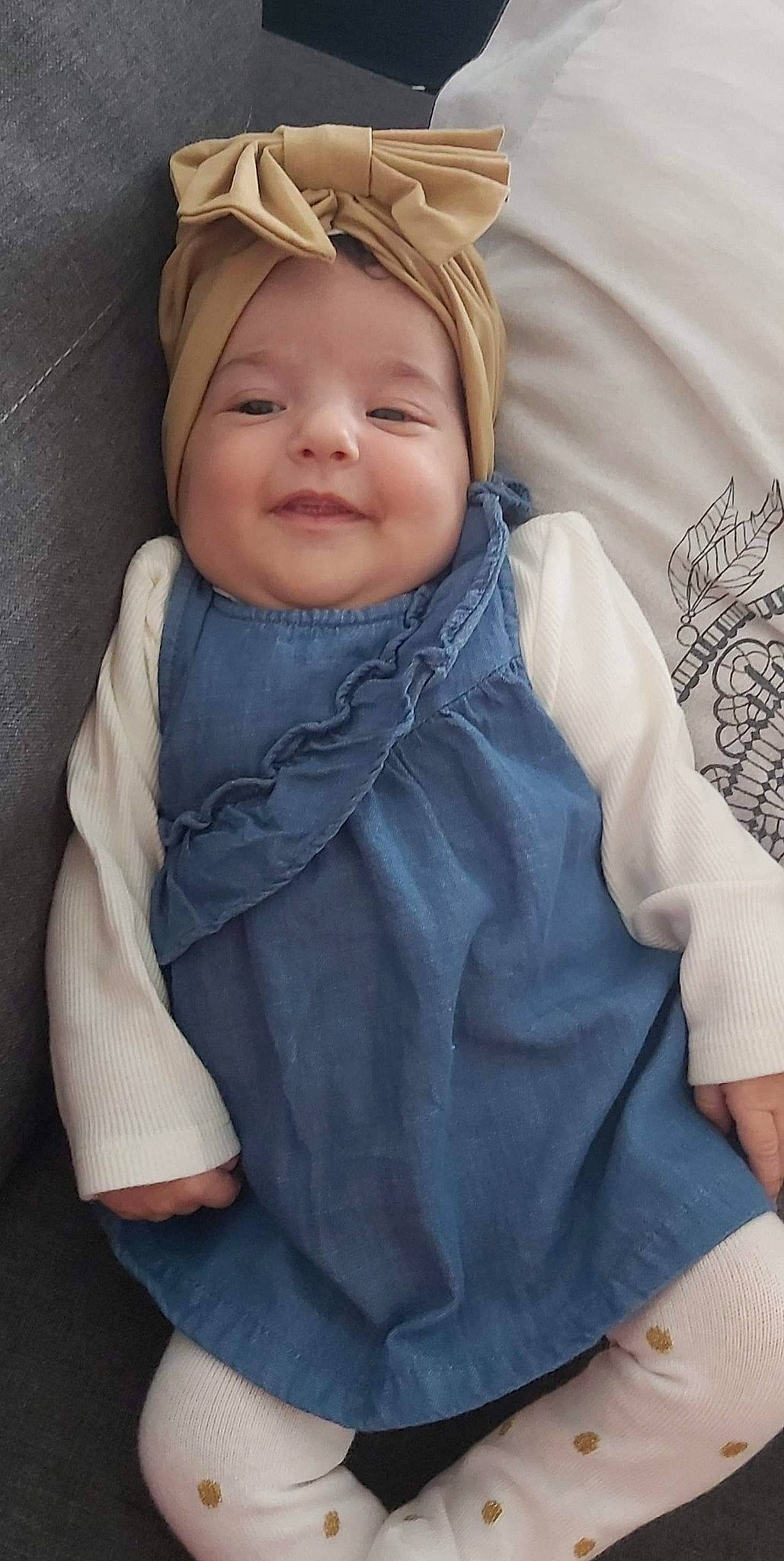 Hanya a rejoint le concours — aidez-le/la à gagner de superbes lots ! baby, baby_products, cheek, child, headwear, outerwear, person, product, sleeve, toddler