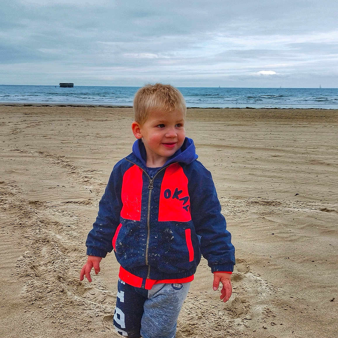 Artur a rejoint le concours — aidez-le/la à gagner de superbes lots ! beach, boy, child, clothing, coast, coat, face, head, jacket, male, nature, outdoors, pants, person, photography, portrait, sea, shoreline, soil, water