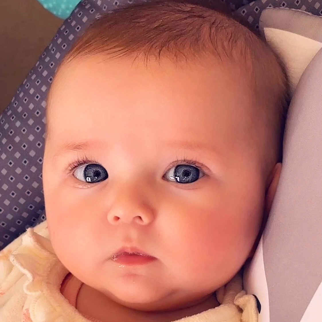 Romy participe au concours pour gagner de l'argent avec cette photo : baby, blue_eyes, child, close_up, clothing, cute, expression, eyes, face, hair, head, indoors, infant, newborn, person, portrait, skin, sleeping_bed, soft_lighting, young