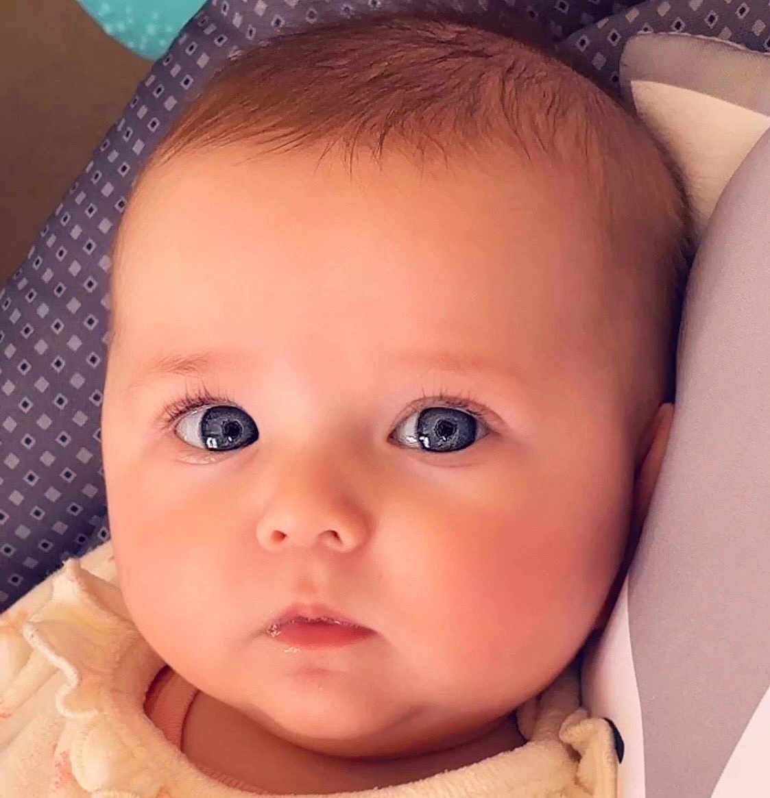 Romy participe au concours pour gagner de l'argent avec cette photo : baby, infant, face, eyes, blue_eyes, skin, hair, expression, close_up, portrait, child, cute, soft_lighting, clothing, young, head, newborn, indoors, person, sleeping_bed