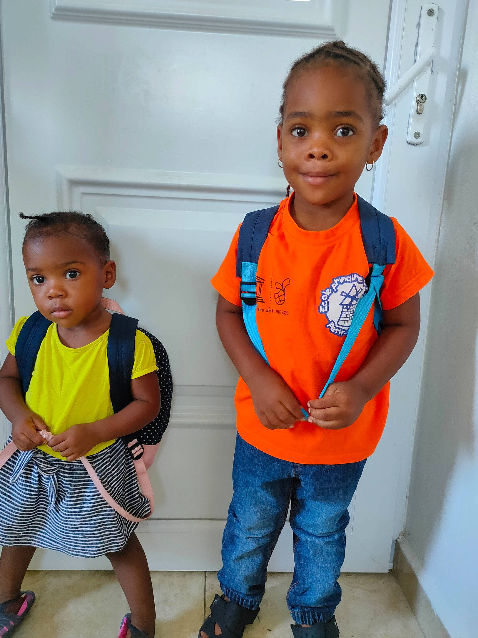 Shanélie participe au concours pour gagner de l'argent avec cette photo : baby_toddler_clothing, chin, clothing, face, facial_expression, happy, head, joint, joy, leg, nose, orange, person, shoulder, skin, sleeve, smile, standing, t_shirt, toddler