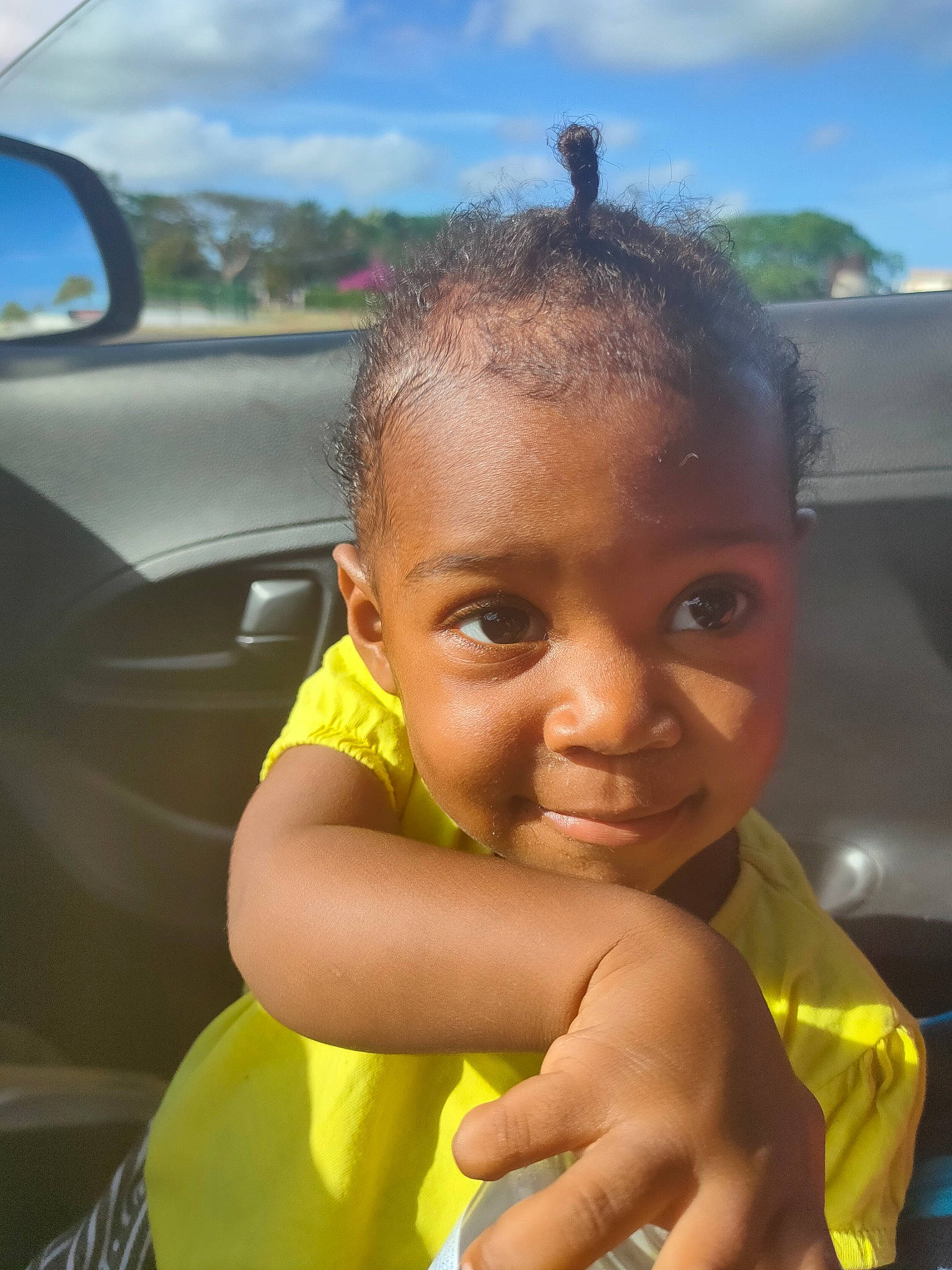 Shanélie participe au concours pour gagner de l'argent avec cette photo : car, cloud, eye, eyebrow, facial_expression, finger, forehead, fun, gesture, happy, iris, joy, lip, morning, mouth, nose, person, skin, sky, smile