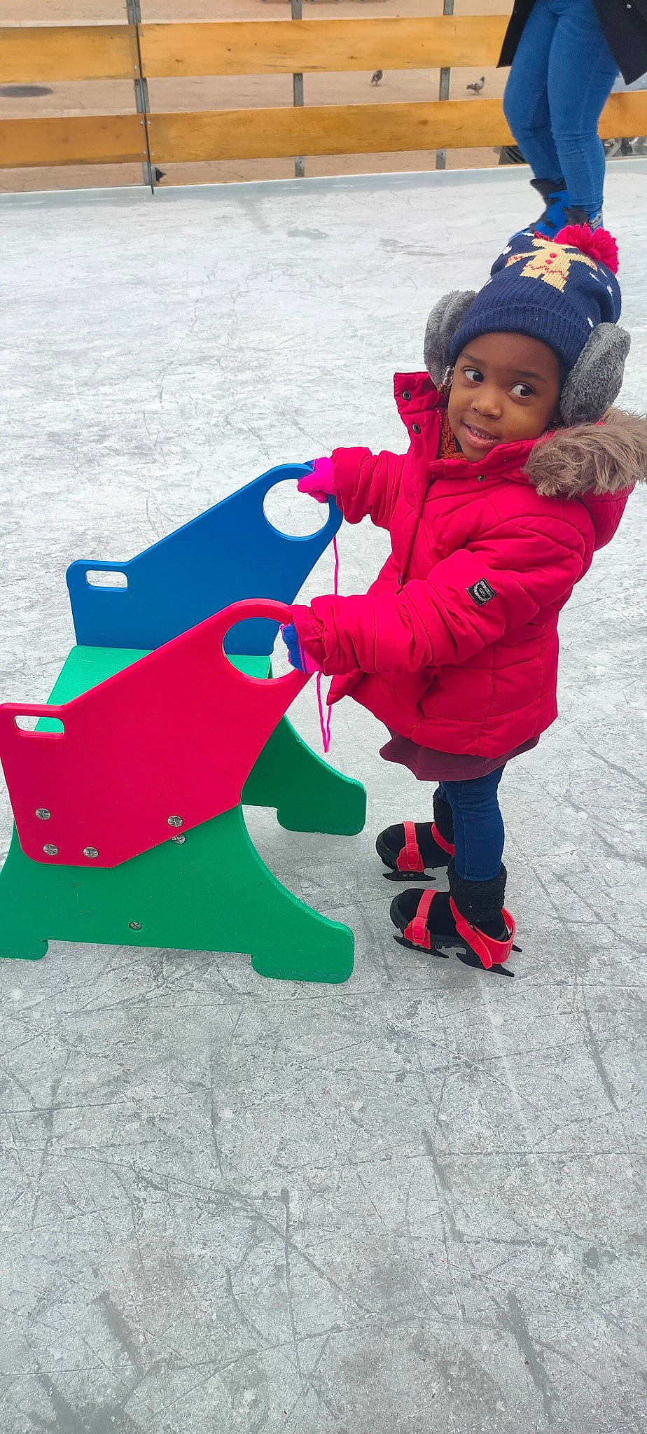 Shanélie a rejoint le concours — aidez-le/la à gagner de superbes lots ! baby, baby_toddler_clothing, beanie, cap, carmine, child, electric_blue, freezing, fun, grass, happy, headwear, hoodie, knit_cap, leisure, magenta, people_in_nature, person, recreation, sitting