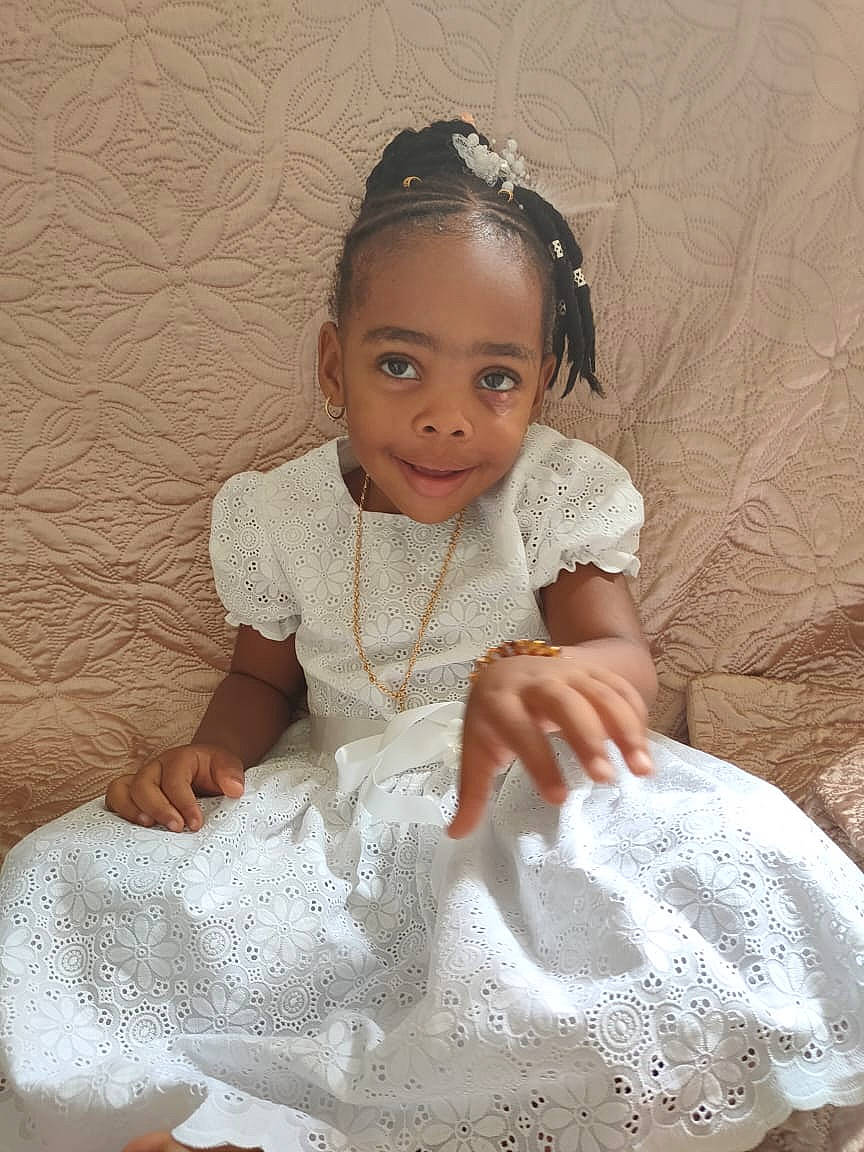 Sanaëlle participe au concours pour gagner de l'argent avec cette photo : baby_toddler_clothing, bridal_accessory, bridal_clothing, cheek, child, day_dress, dress, embellishment, fashion_design, flash_photography, formal_wear, gown, happy, headpiece, joy, neck, pattern, person, skin, sleeve