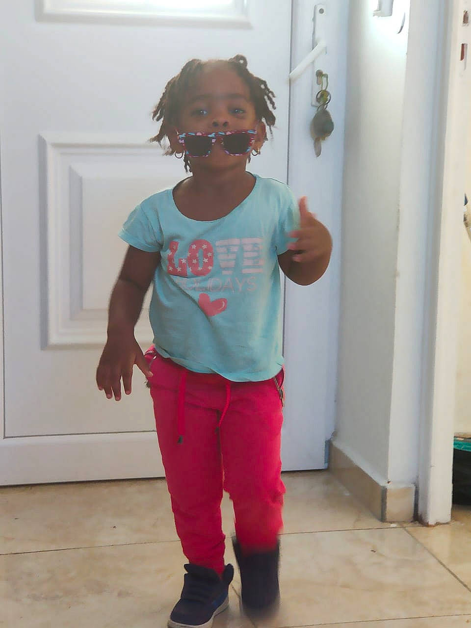 Sanaëlle a rejoint le concours — aidez-le/la à gagner de superbes lots ! active_pants, baby_toddler_clothing, child, door, floor, flooring, glasses, happy, joint, knee, person, shoulder, sleeve, sportswear, sunglasses, sweatpant, t_shirt, thigh, toddler, waist