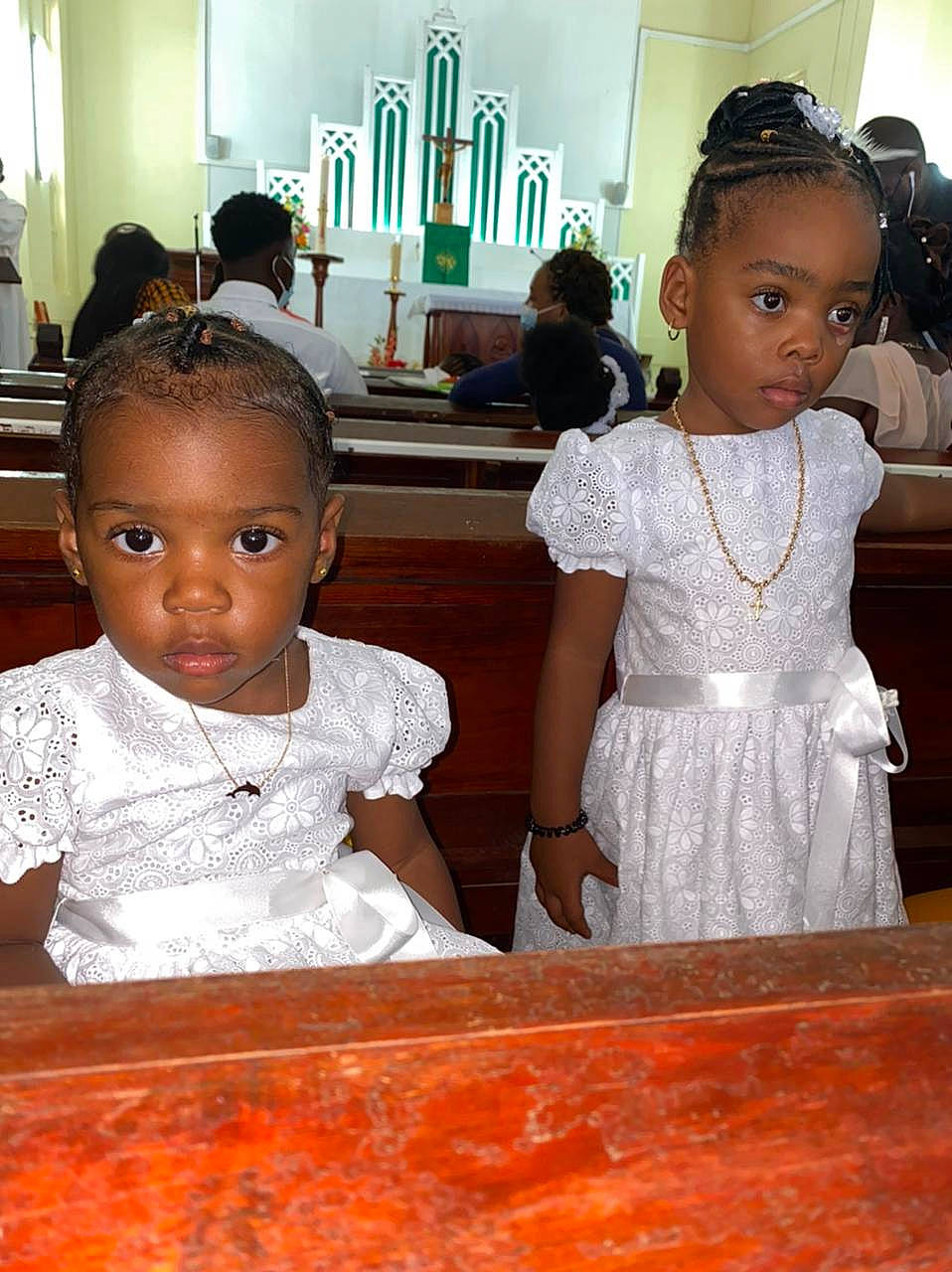 Sanaëlle participe au concours pour gagner de l'argent avec cette photo : adaptation, chair, child, dress, event, facial_expression, fashion_design, formal_wear, fun, hair, hairstyle, happy, head, human, person, room, sharing, skin, standing, table
