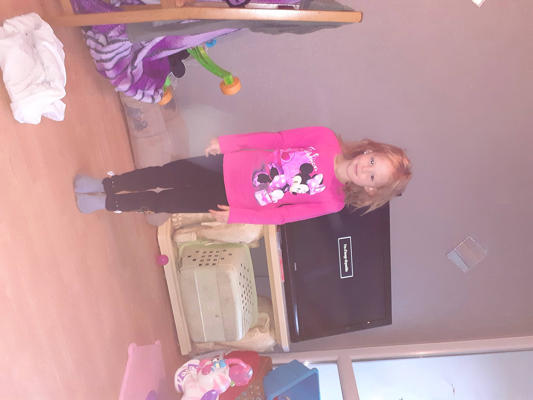 Tristana participe au concours pour gagner de l'argent avec cette photo : child, furniture, house, joy, magenta, person, pink, room, shelf