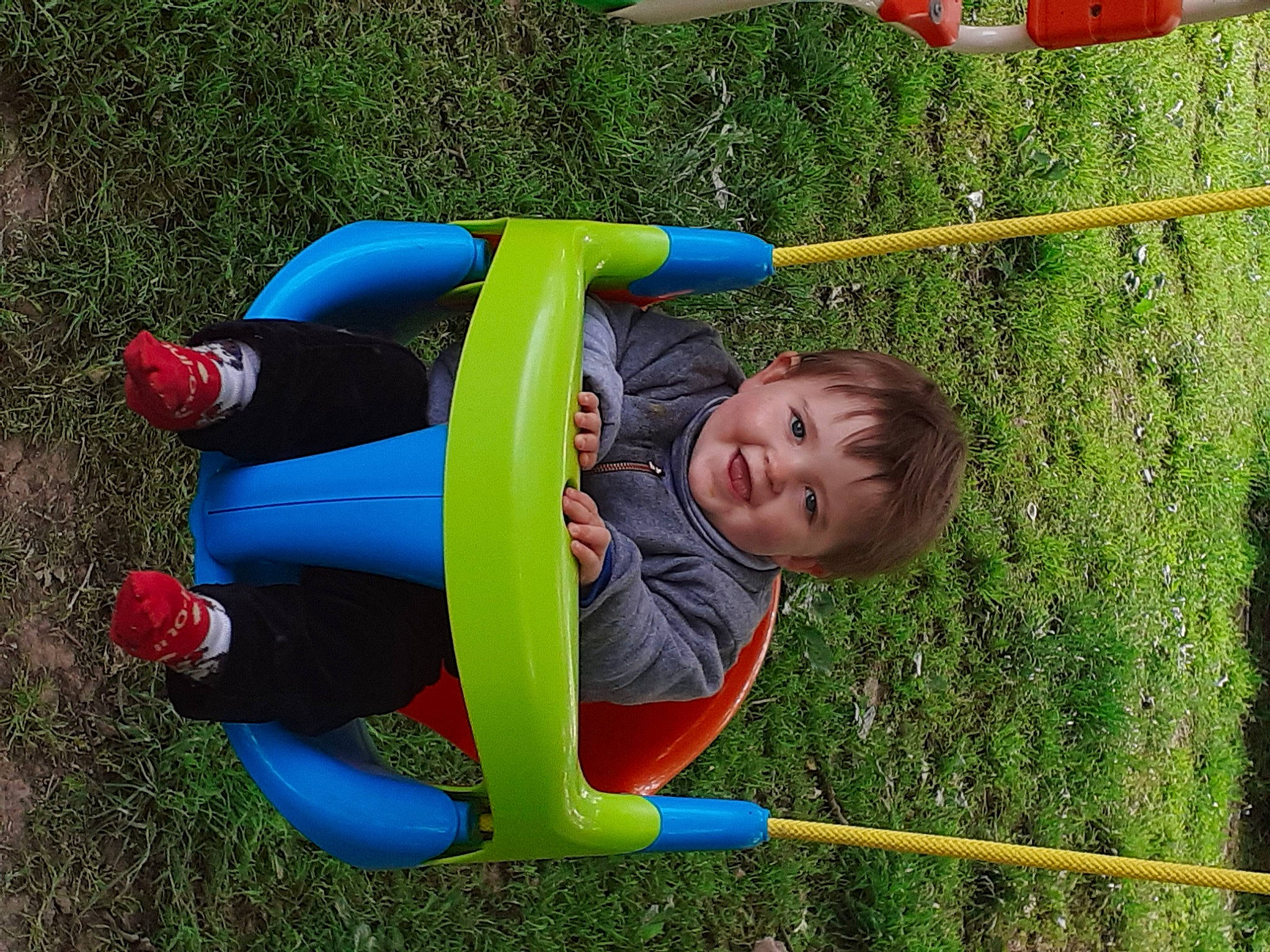 Andrew a rejoint le concours — aidez-le/la à gagner de superbes lots ! child, fun, grass, happy, joy, leisure, person, plant, play, smile, toddler, tree, vacation