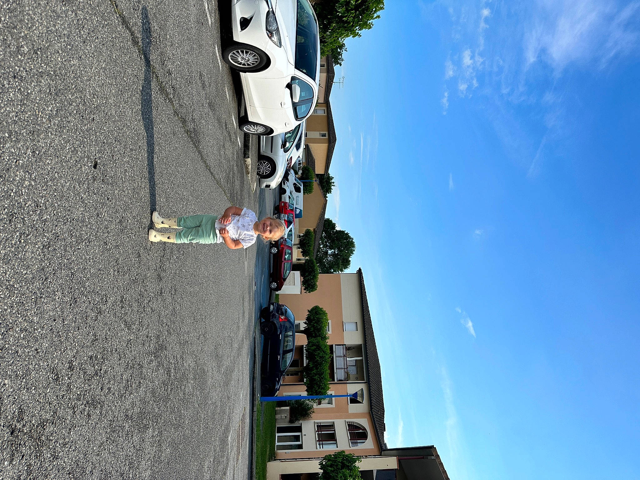 Maïa a rejoint le concours — aidez-le/la à gagner de superbes lots ! adventure, aerial_photography, asphalt, azure, city, cloud, extreme_sport, facade, joy, lake, landscape, leisure, person, recreation, reflection, shadow, sky, tower, travel, urban_design