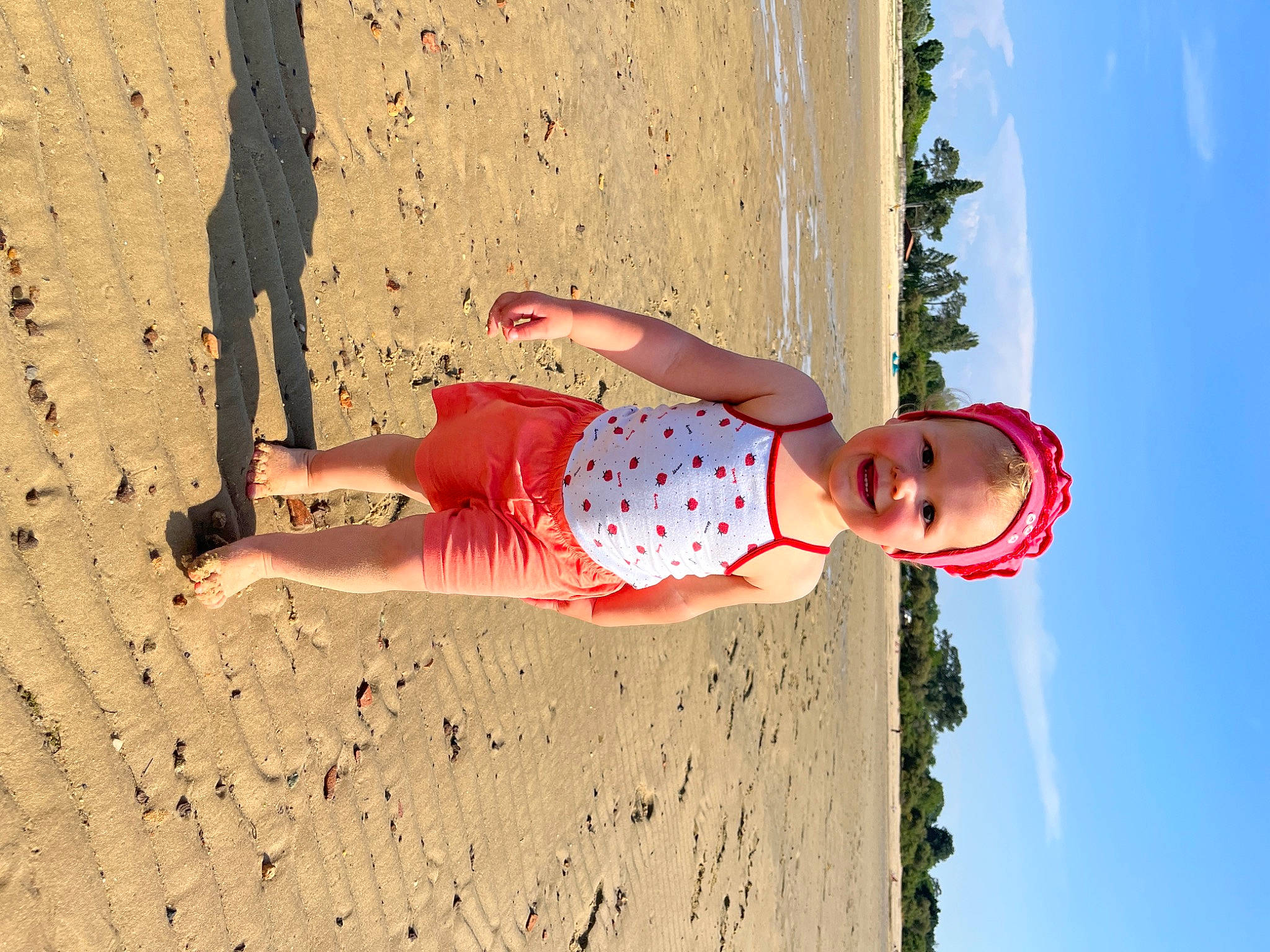 Maïa a rejoint le concours — aidez-le/la à gagner de superbes lots ! azure, beach, dress, elbow, finger, fun, happy, human_leg, joy, landscape, leisure, people_in_nature, person, recreation, sky, smile, sunlight, thigh, toddler, tree